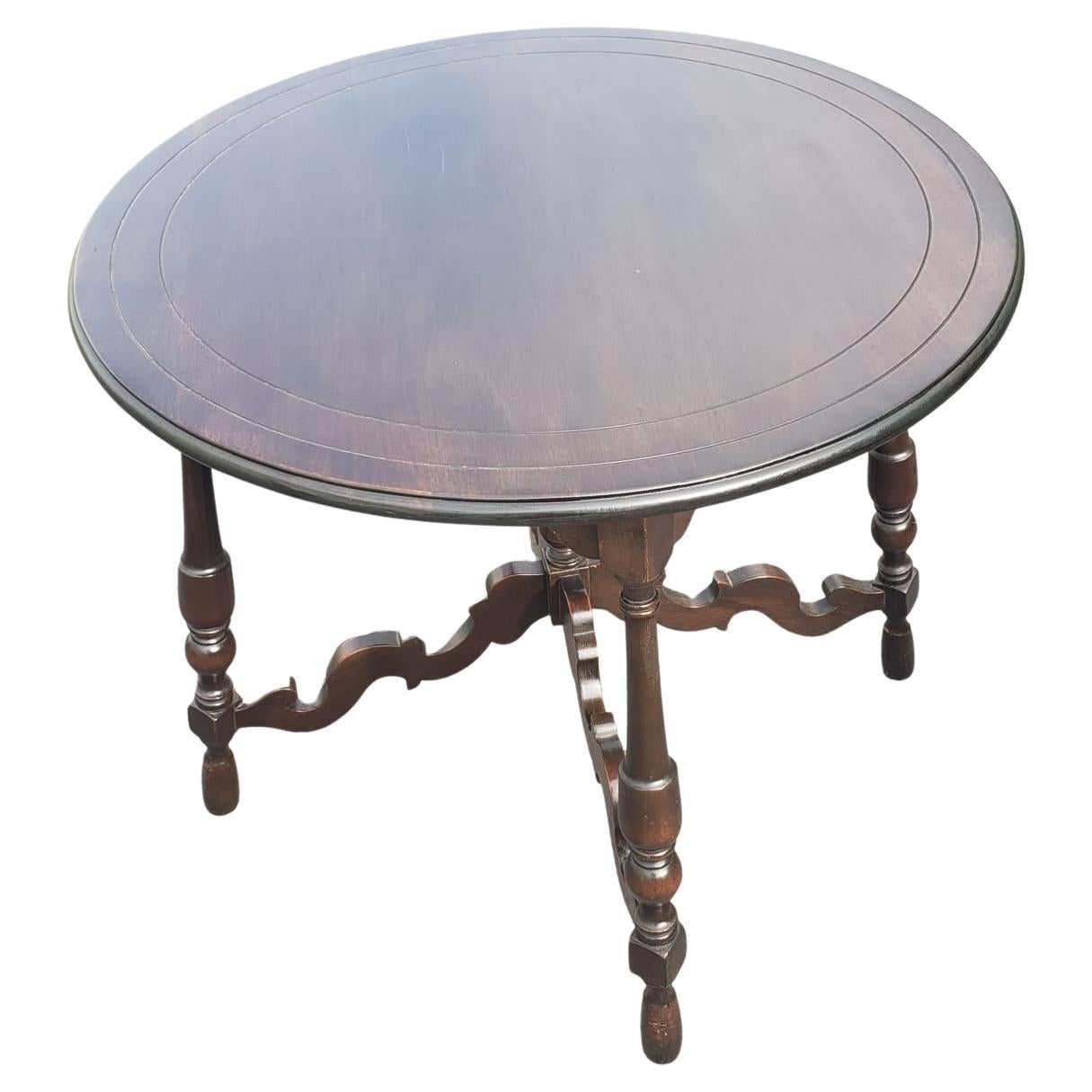 1930s Edwardian Walnut Center Table or Tea Table In Good Condition For Sale In Germantown, MD