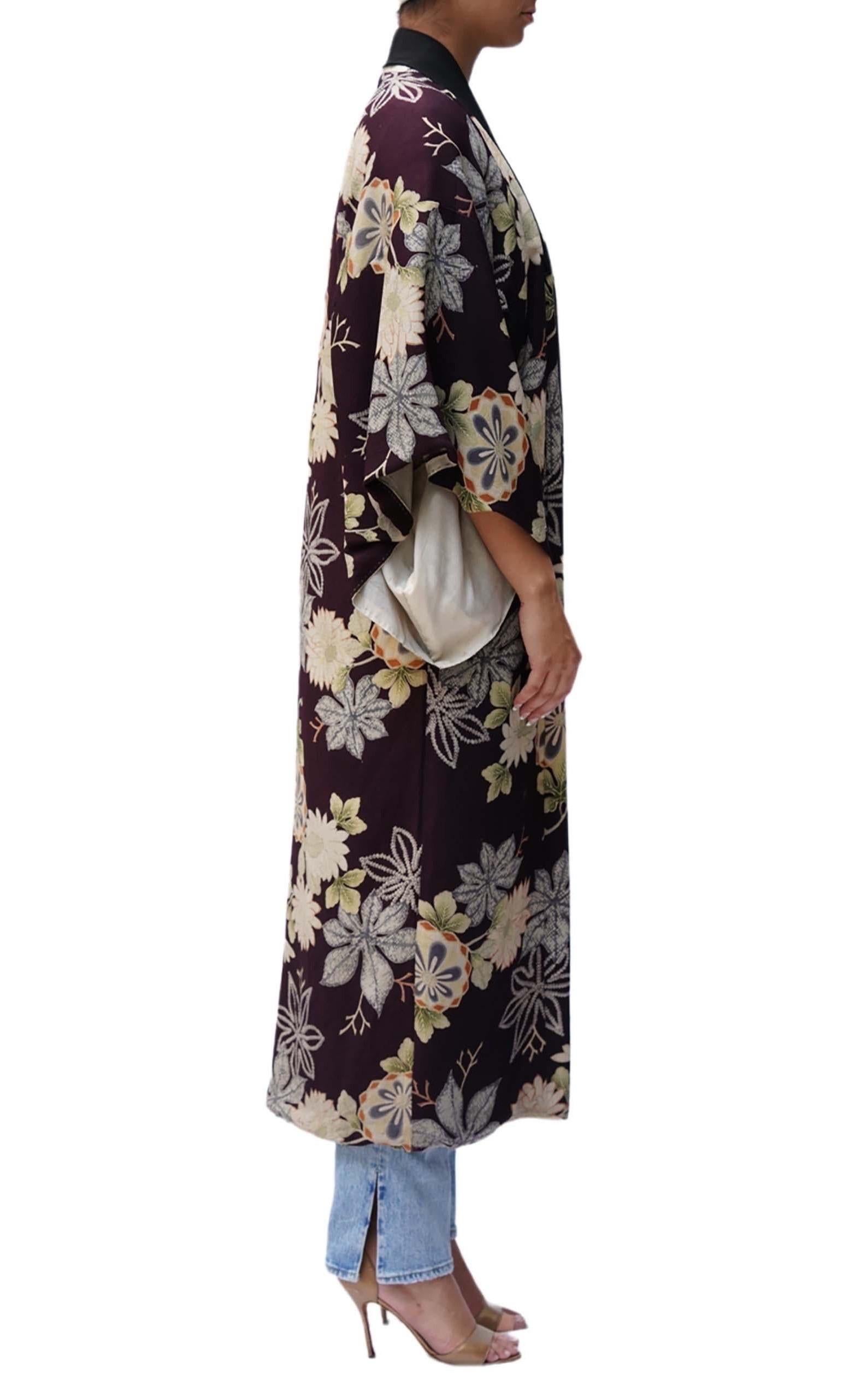 Kimono des années 1930, imprimé à la main, imprimé à fleurs d'aubergine et doublé de coton Excellent état - En vente à New York, NY