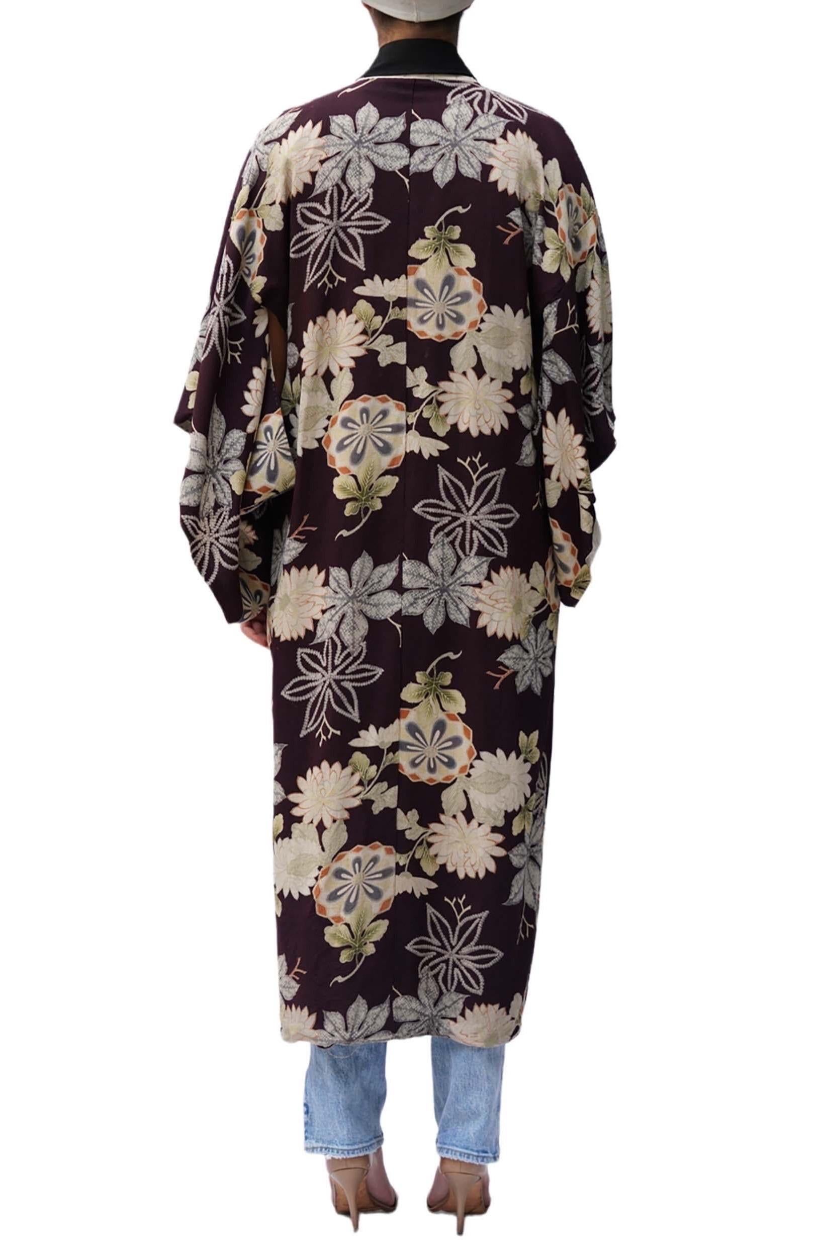 Kimono des années 1930, imprimé à la main, imprimé à fleurs d'aubergine et doublé de coton en vente 2
