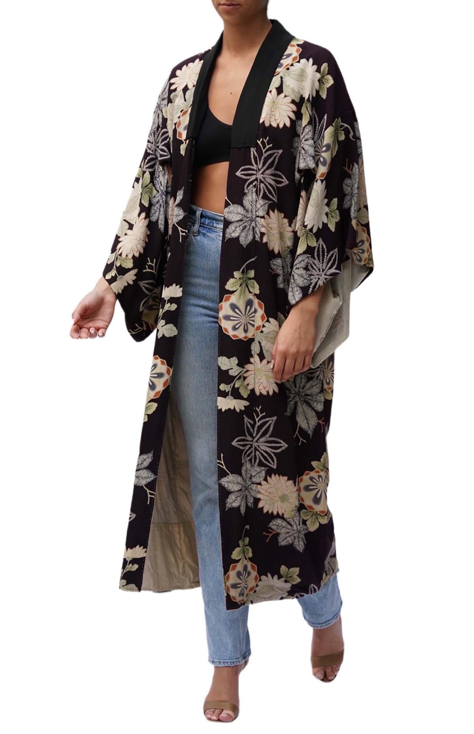 Kimono des années 1930, imprimé à la main, imprimé à fleurs d'aubergine et doublé de coton en vente 3