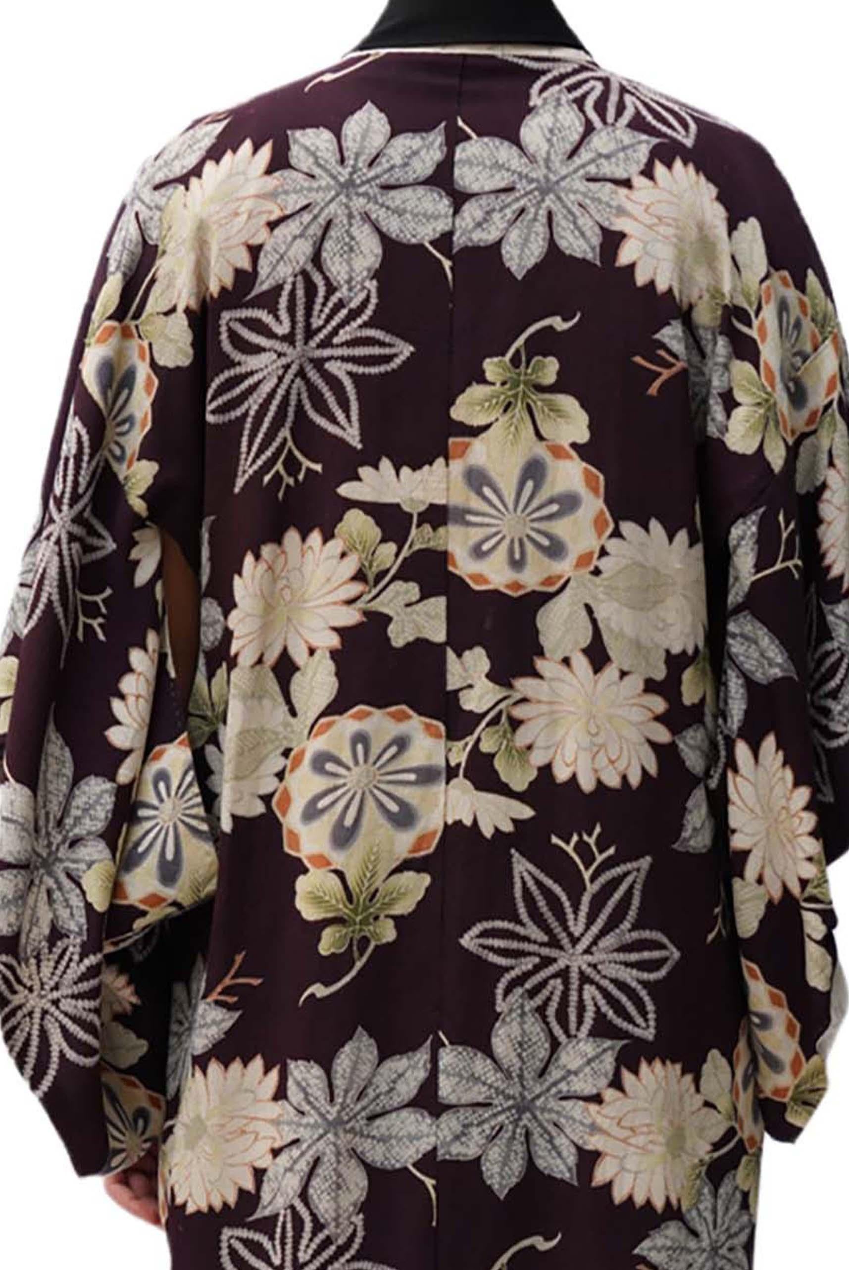 1930er Jahre Aubergine lila handbedruckter, geblümter Seidenkimono geflochten in Baumwolle, geflochten im Angebot 5