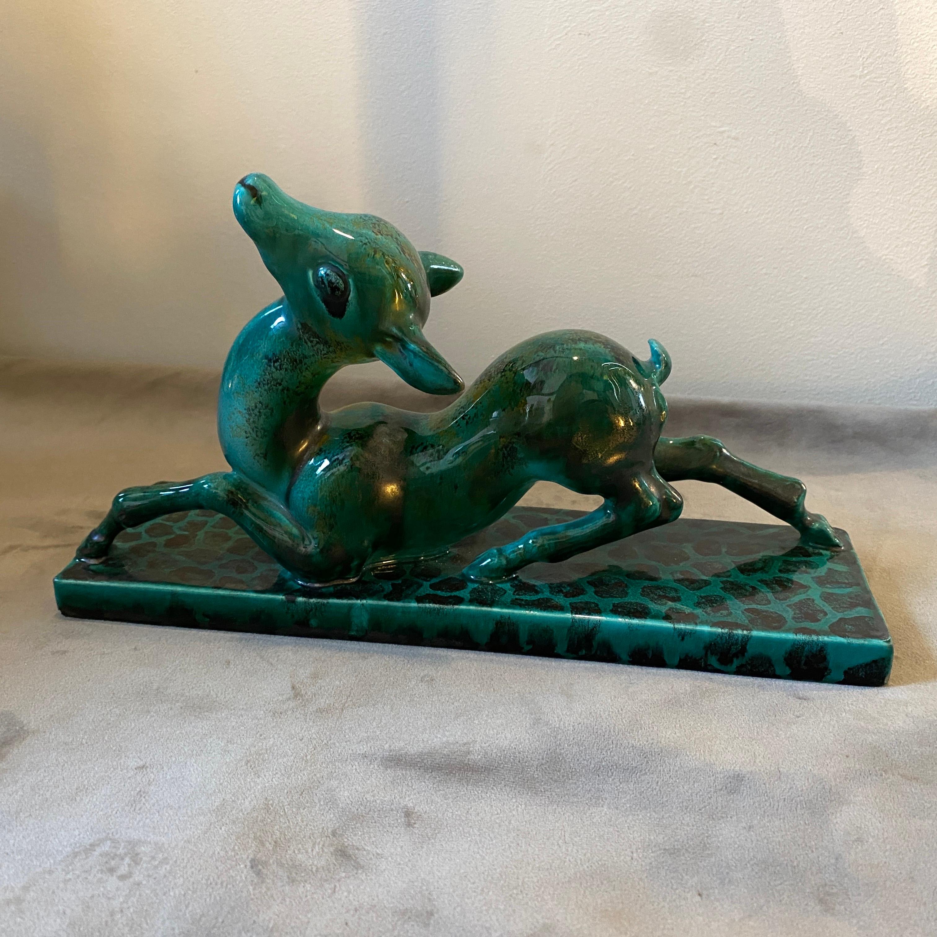 Italienische Art-déco-Skulptur eines Rehkitzes aus grüner Keramik, Egisto Fantechi, Art déco, 1930er Jahre im Zustand „Gut“ im Angebot in Aci Castello, IT