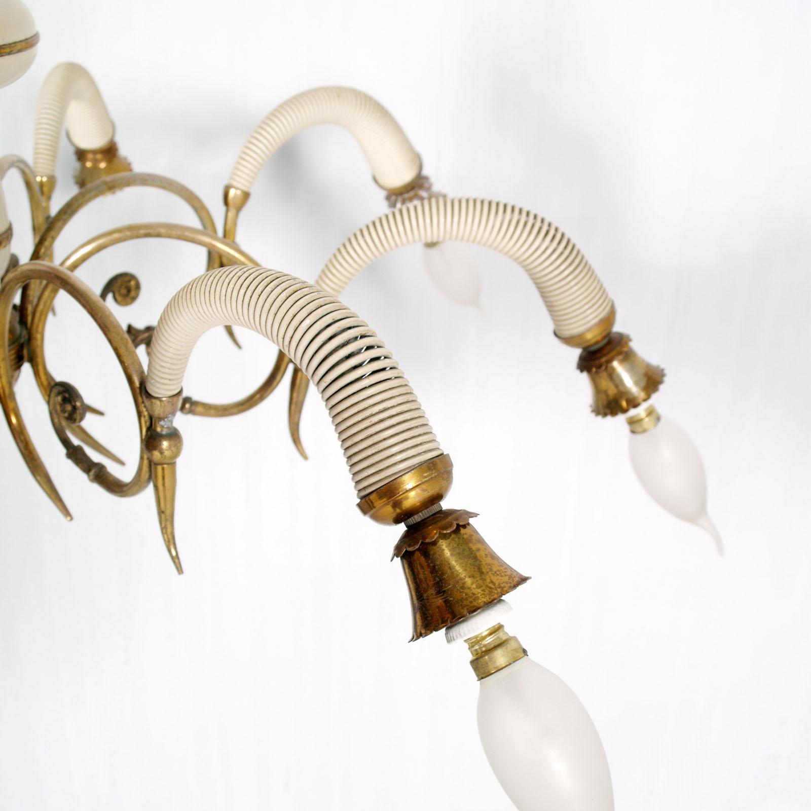  1930s Eight-Arms Italian Art Deco Pendant Lighting in Gilt & Laquered Brass In Good Condition For Sale In Vigonza, Padua