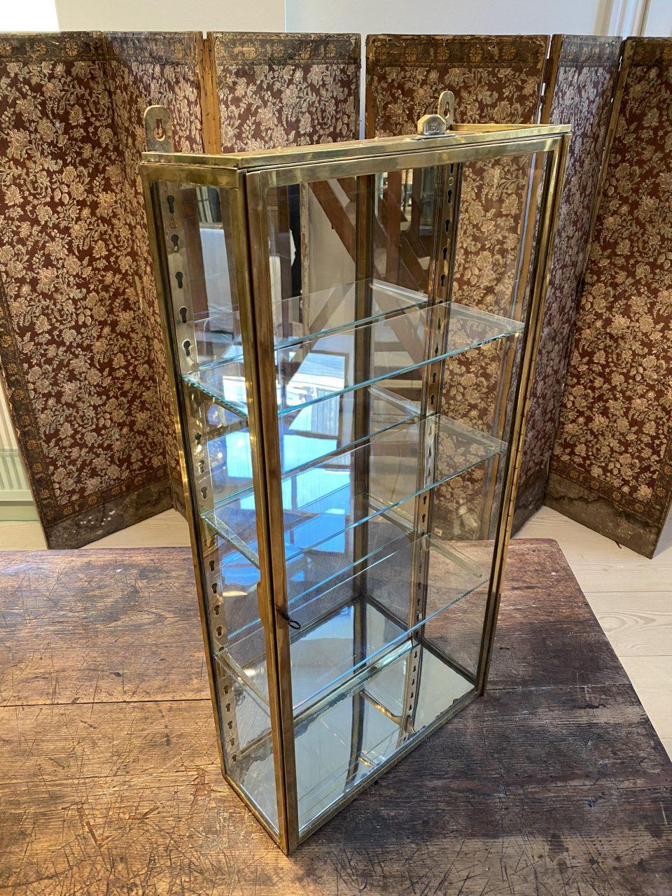 Handsome and very presentable vintage brass display cabinet / vitrine, from Art Deco 1930s France. Comes with its associated key, 3 glass shelves, and adjustable shelf brackets. Earlier boutique inventory, produced by the renowned Siègel, and in