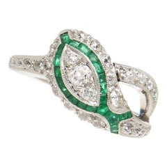 1930s Emerald Diamond Platinum Snake Ring (Bague serpent en platine avec émeraude et diamant)