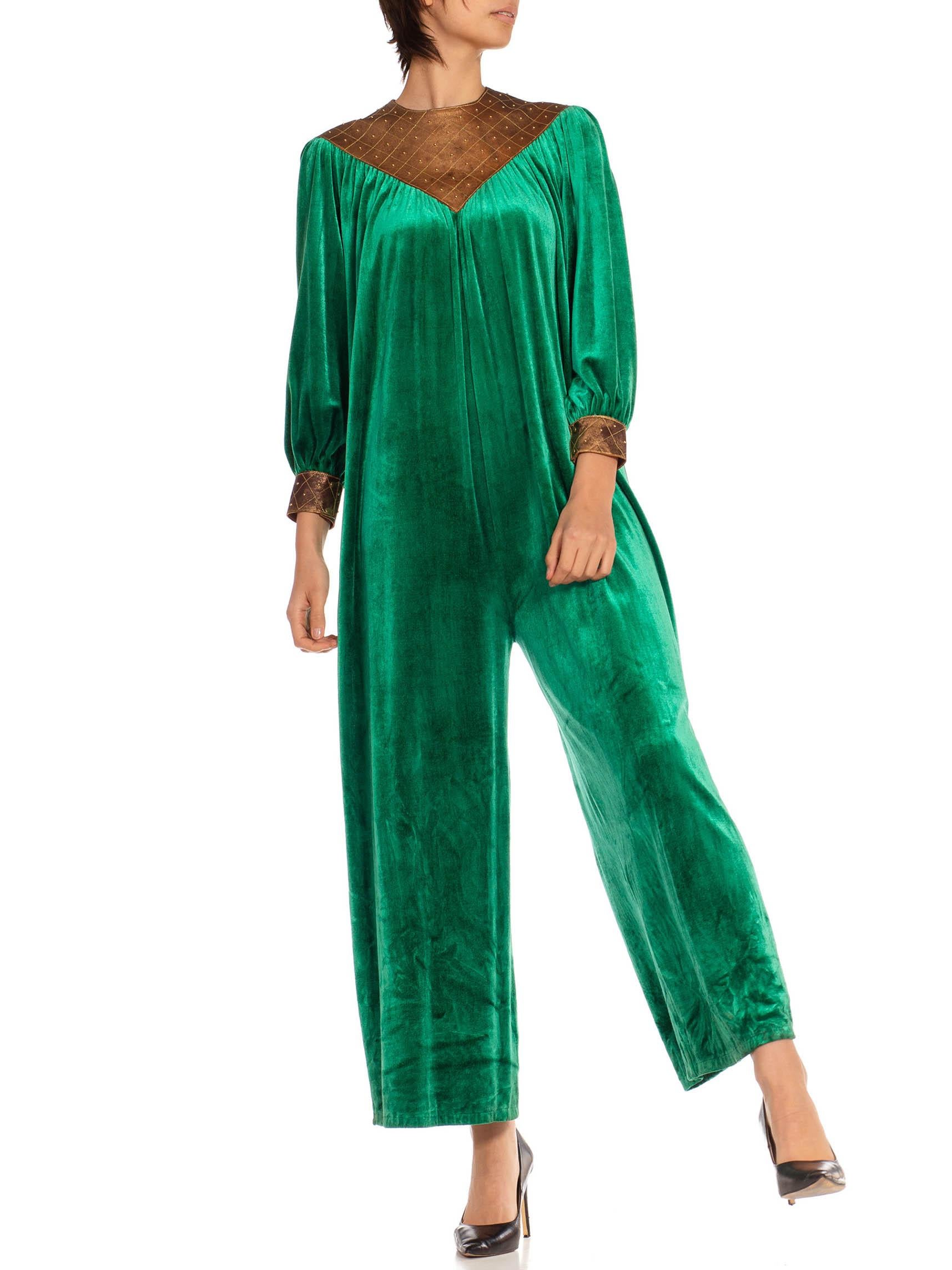 Smaragdgrüner und goldener Polyester-Samt-Overall aus den 1930er Jahren, hergestellt in Italien im Zustand „Hervorragend“ im Angebot in New York, NY