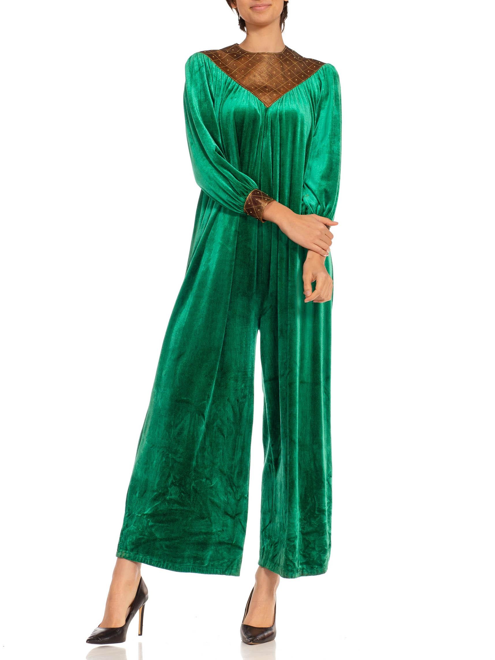 1930S Emerald Green & Gold Polyester Velvet Jumpsuit Made In Italy In Excellent Condition For Sale In New York, NY
