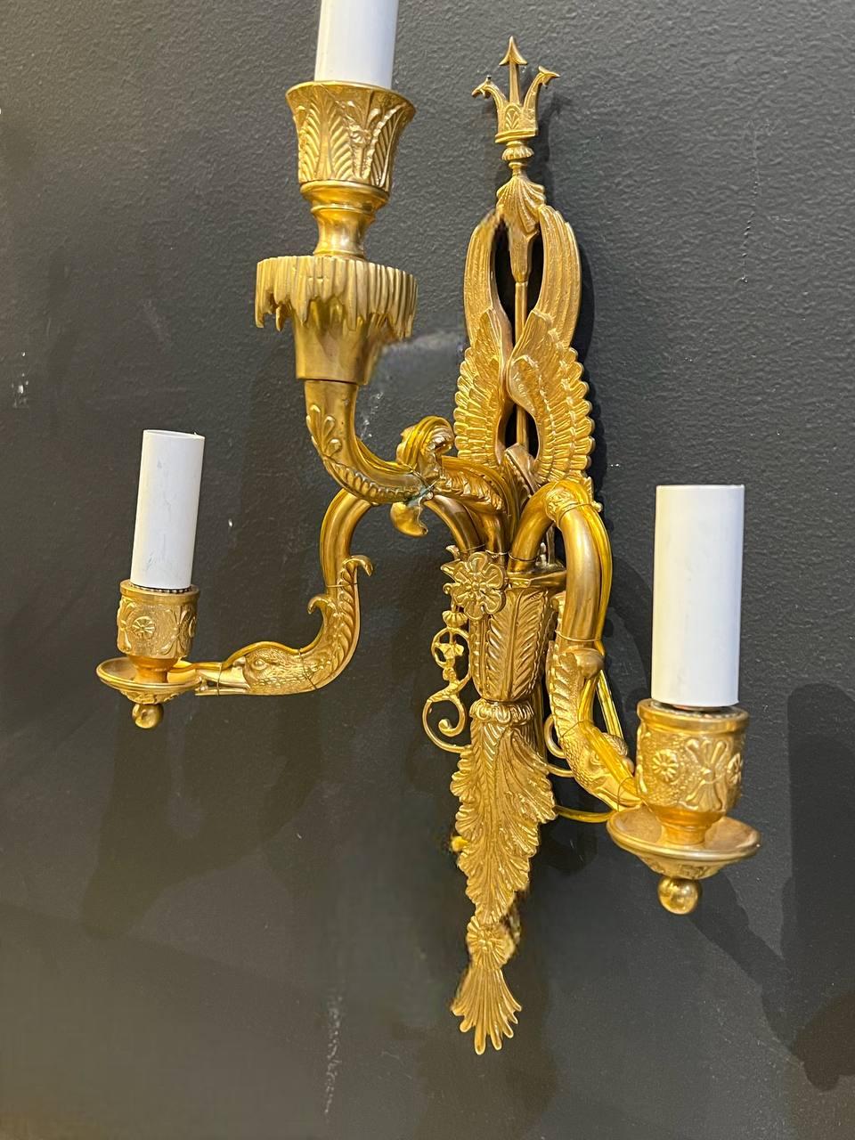 Français Appliques à tête de Swan en bronze doré Empire des années 1930, trois lumières en vente