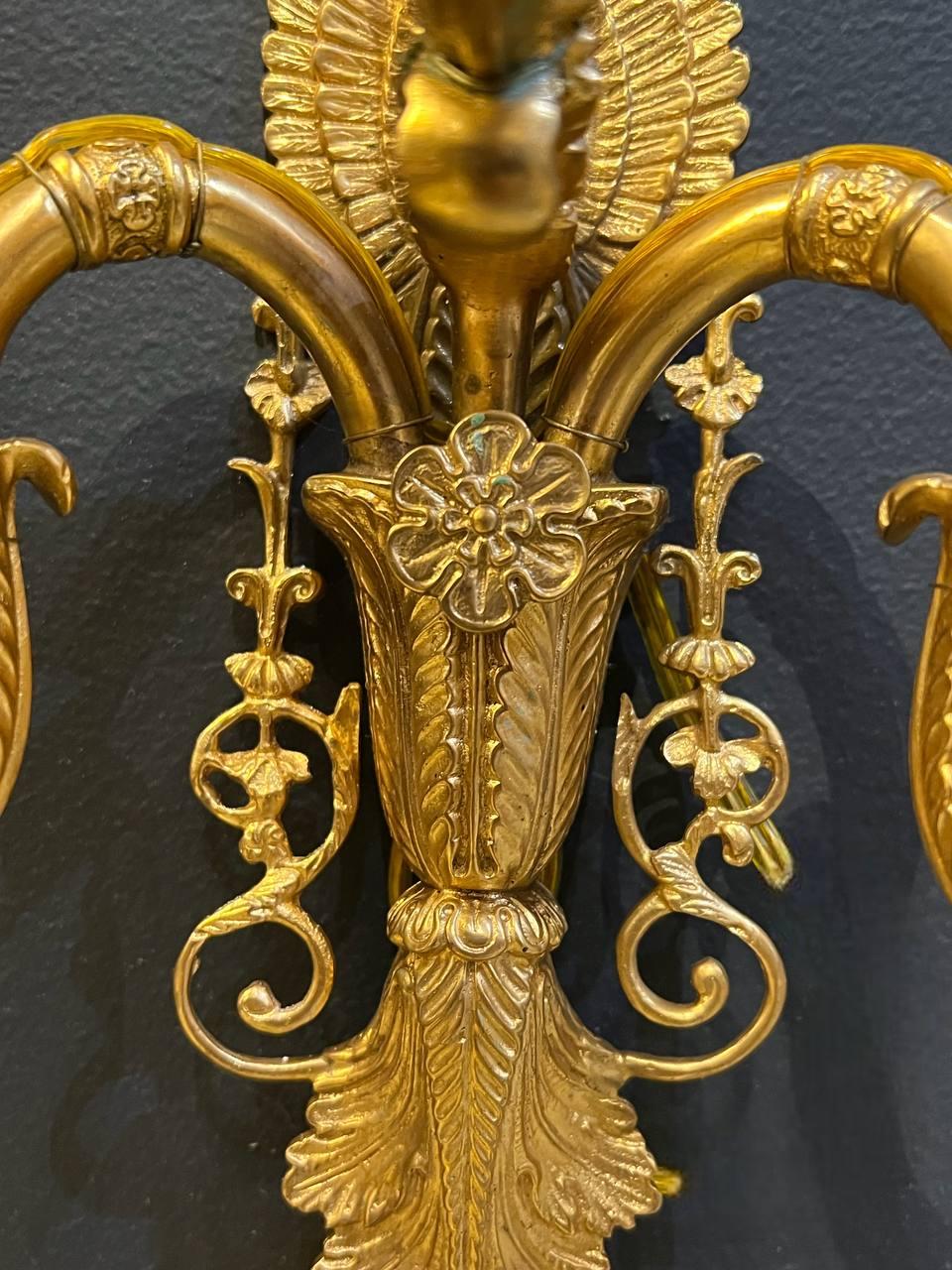 Gravé Appliques à tête de Swan en bronze doré Empire des années 1930, trois lumières en vente