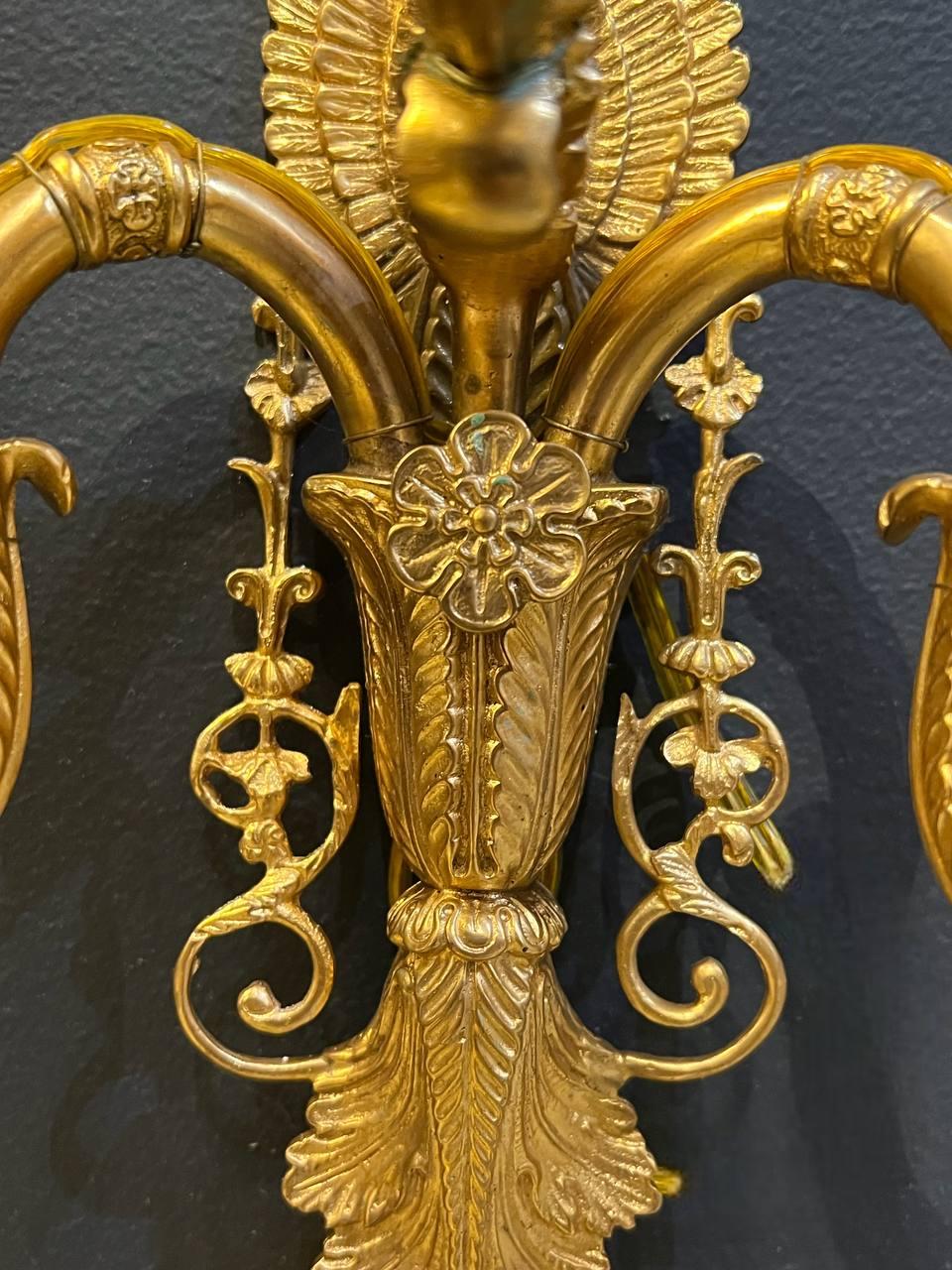 1930 Imperio Bronce Dorado Cabeza de Cisne Lámparas de tres luces en Bueno estado para la venta en New York, NY