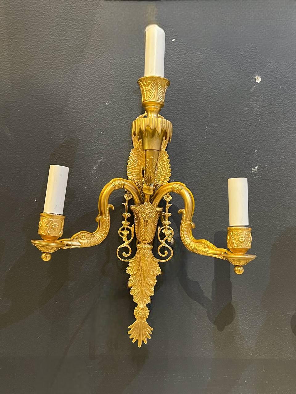 Appliques à tête de Swan en bronze doré Empire des années 1930, trois lumières Bon état - En vente à New York, NY