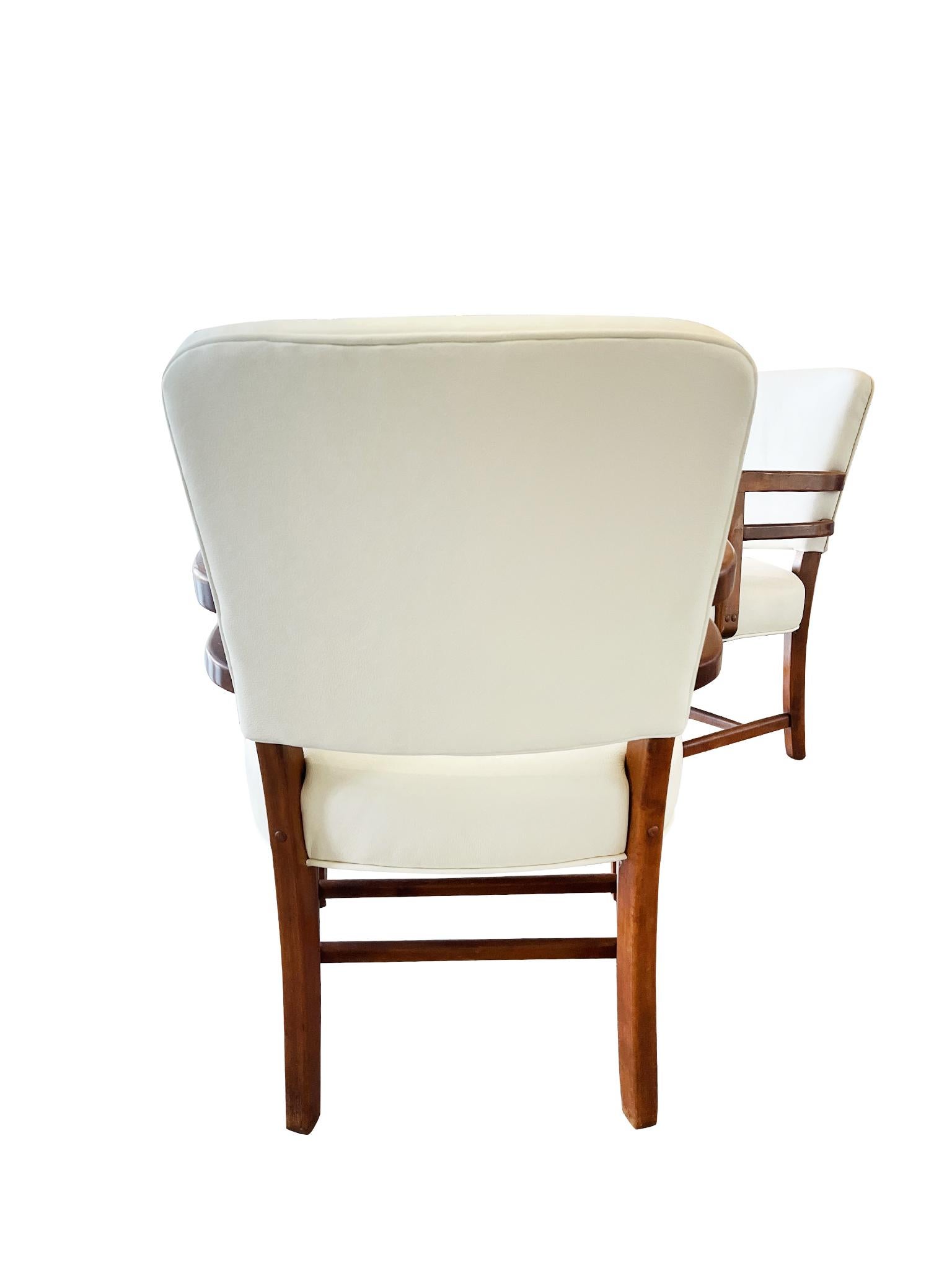 1930s English Art Deco Beech Armchairs in Oyster White Leather, a Pair In Good Condition For Sale In New York, NY