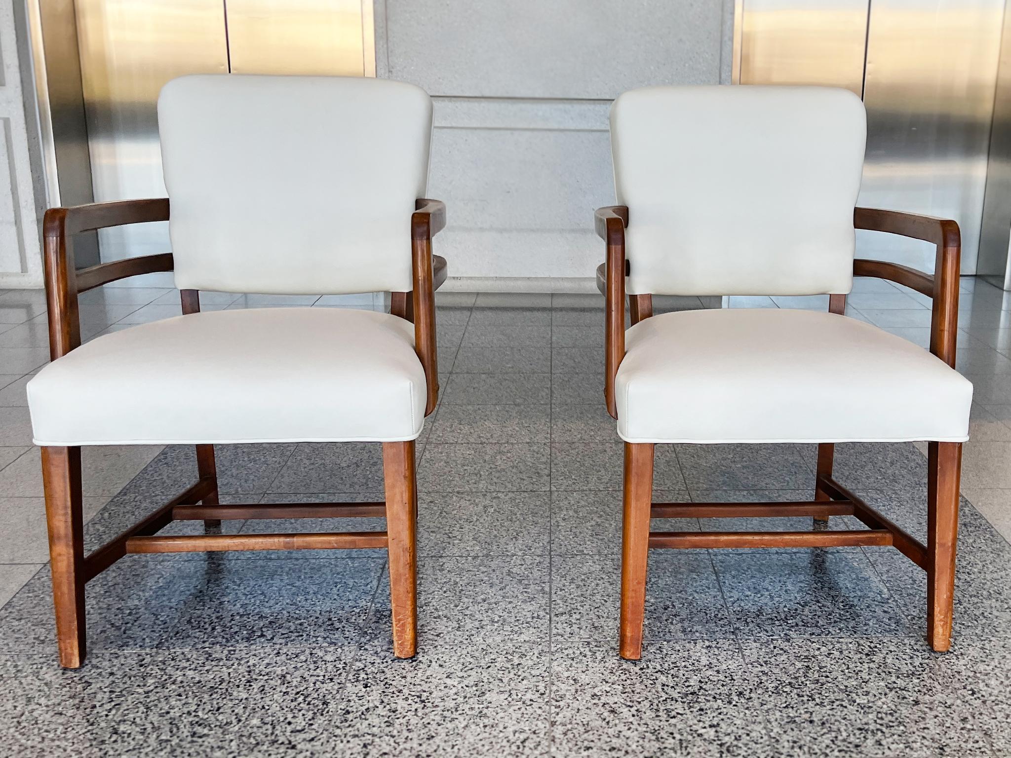 Englische Art-Déco-Sessel aus Buche in Austernweißem Leder aus den 1930er Jahren – ein Paar im Zustand „Gut“ im Angebot in New York, NY