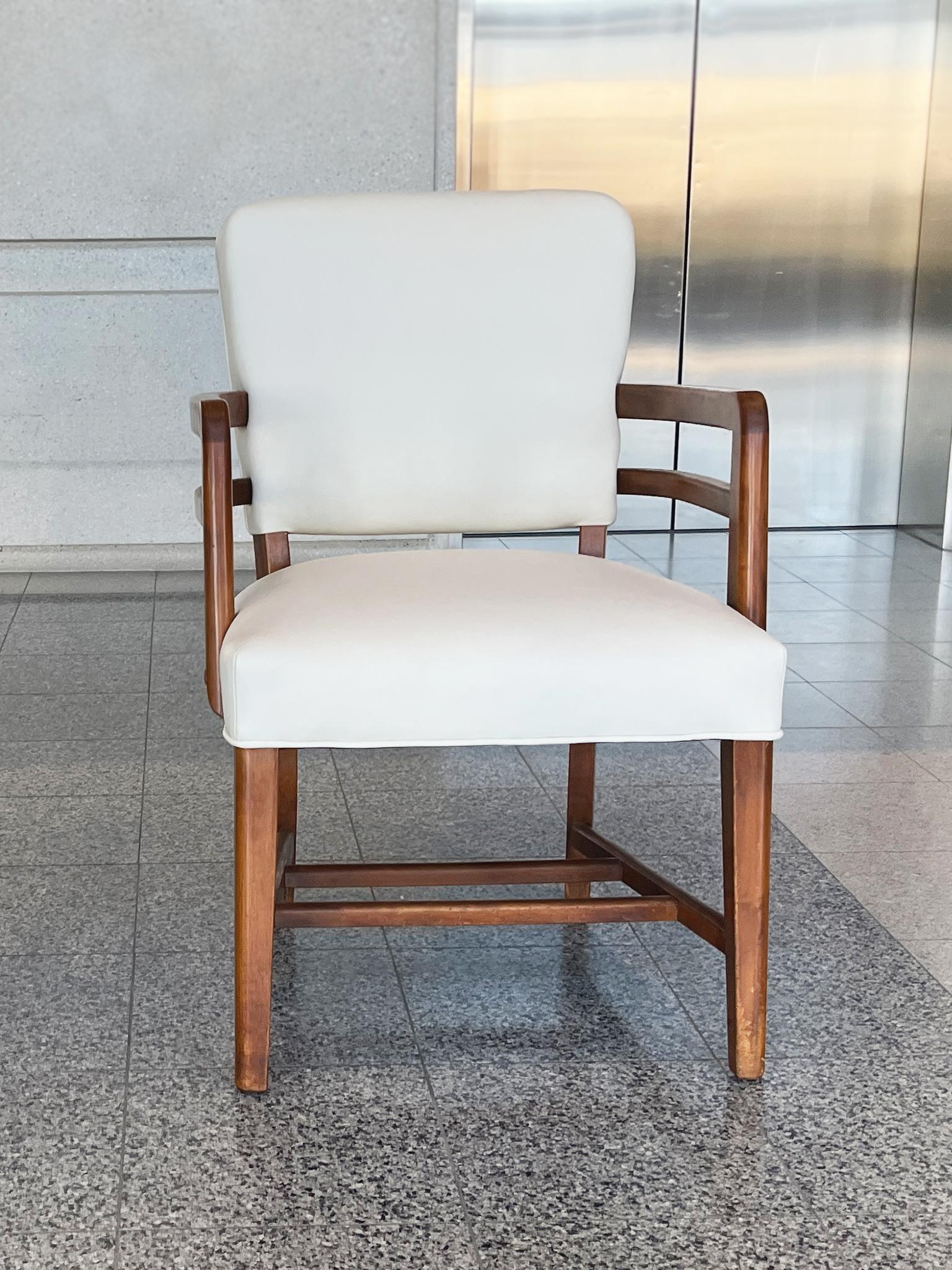 Englische Art-Déco-Sessel aus Buche in Austernweißem Leder aus den 1930er Jahren – ein Paar im Angebot 1