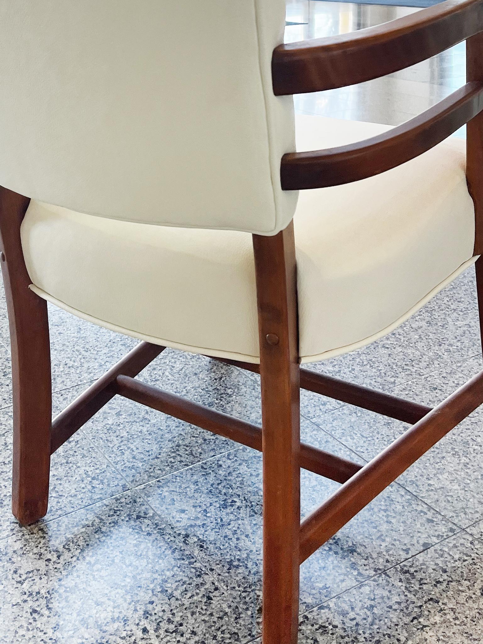 Englische Art-Déco-Sessel aus Buche in Austernweißem Leder aus den 1930er Jahren – ein Paar im Angebot 4