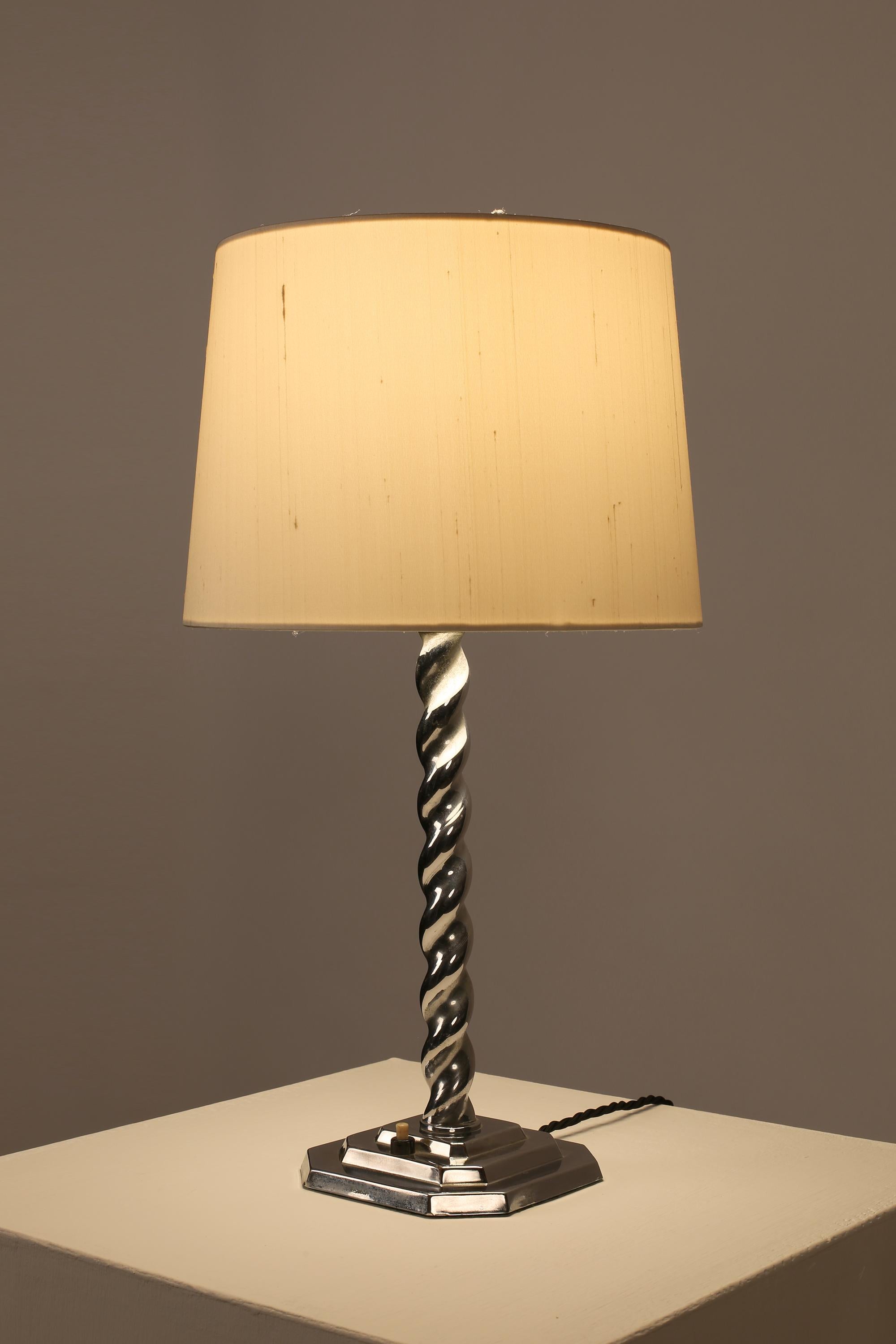1930s English Art Deco Chromed Brass Torsade Twist Table Lamp In Good Condition For Sale In London, GB