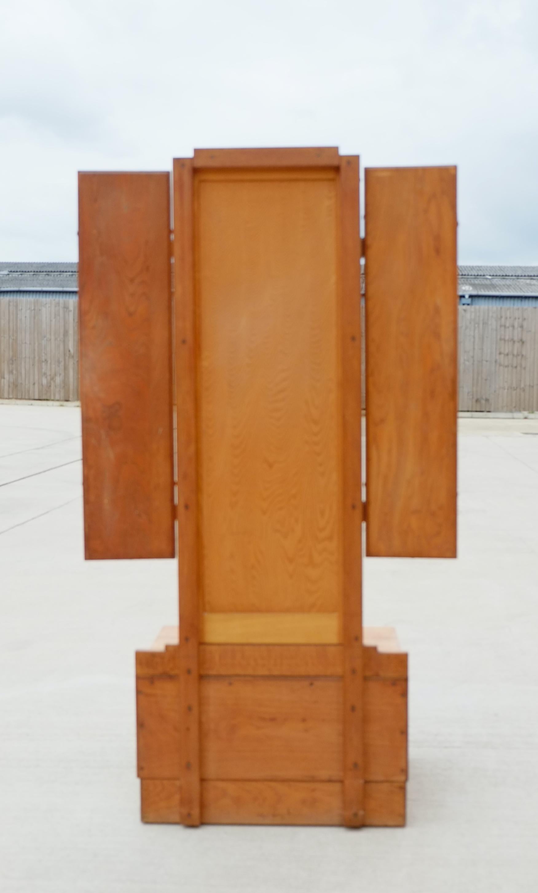 1930s English Art Deco Oak Dressing Table with Full Length Triple Mirror In Good Condition For Sale In Leicester, GB