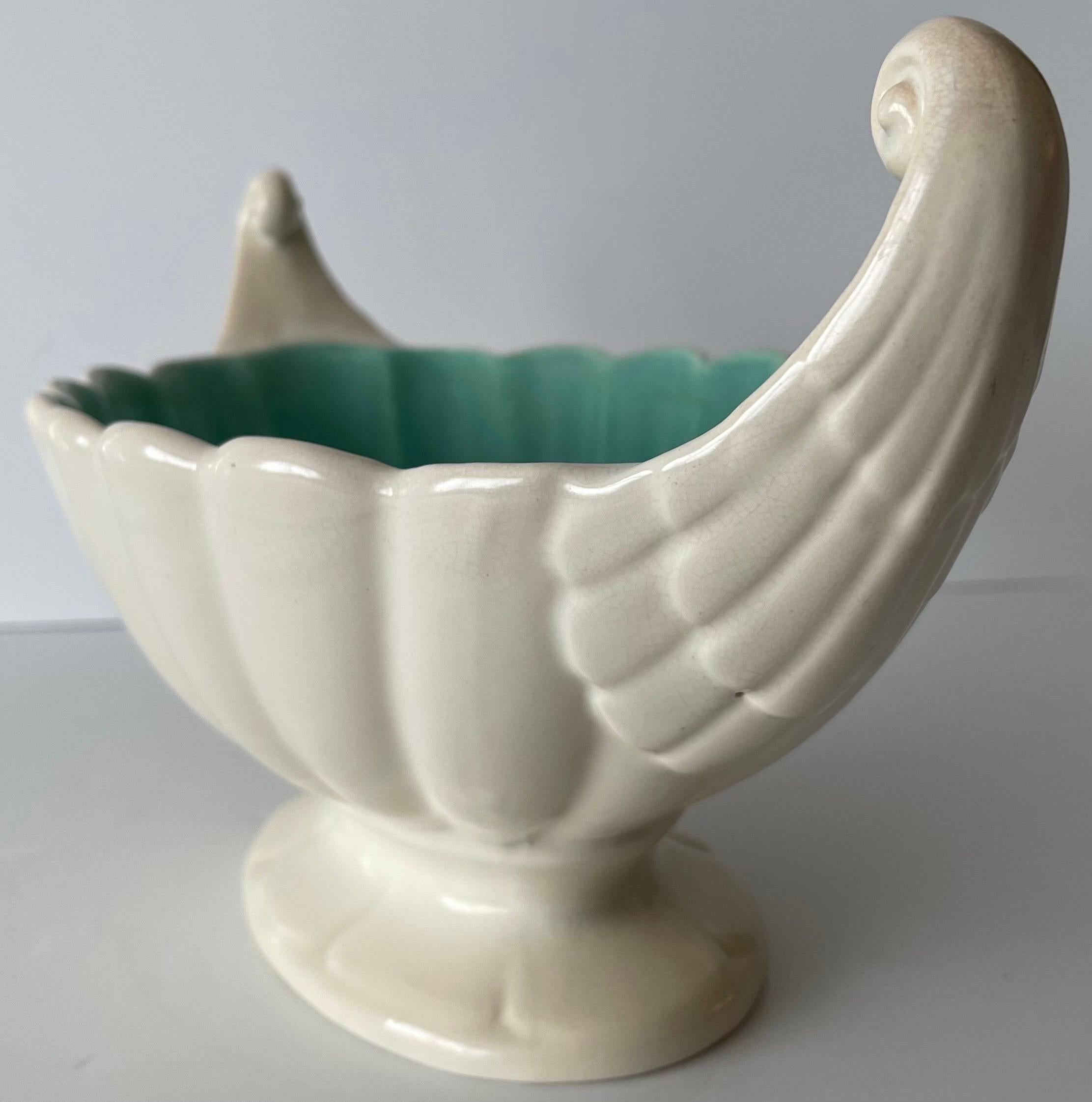 Vase de cheminée à côtes en céramique anglaise des années 1930 en vente 3