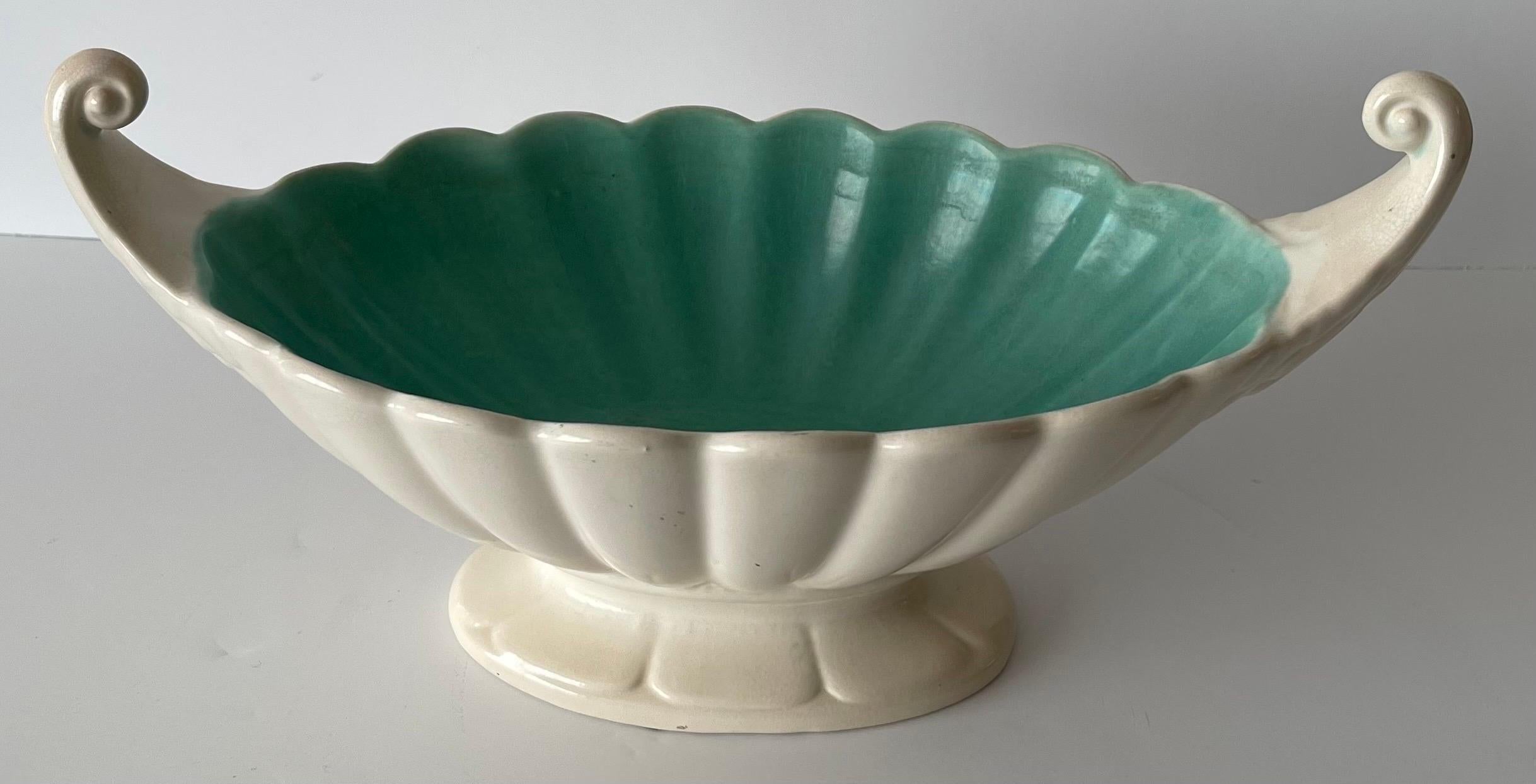 Vase de cheminée en céramique non émaillée des années 1930. Finition générale mate. L'intérieur du vase est de couleur vert jade. 