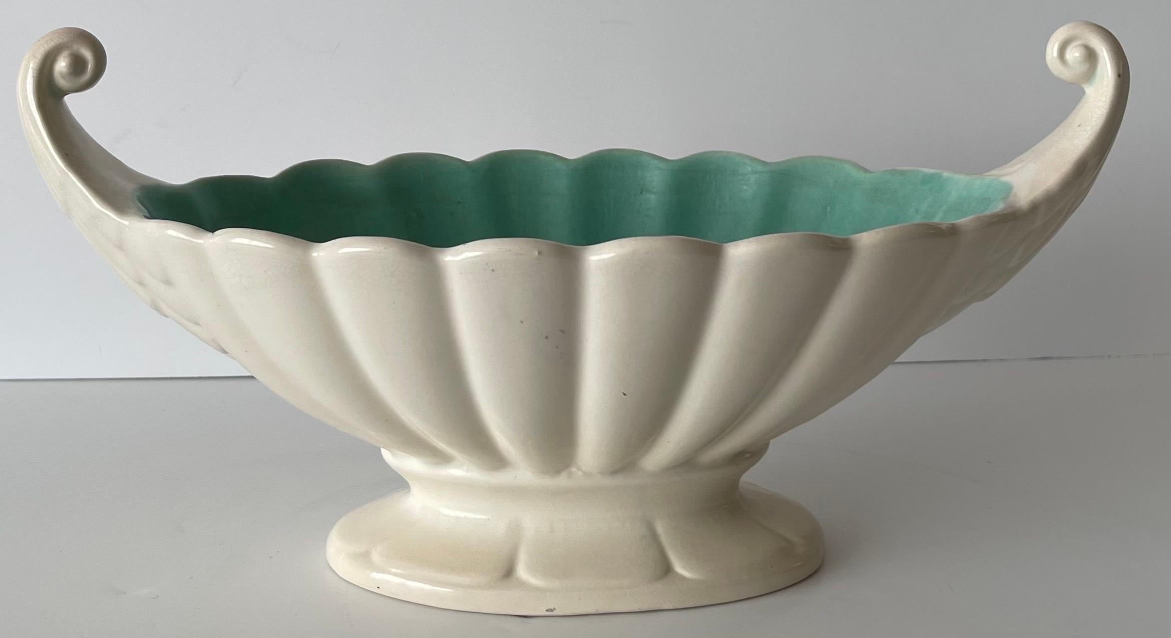 Vase de cheminée à côtes en céramique anglaise des années 1930 Bon état - En vente à Stamford, CT