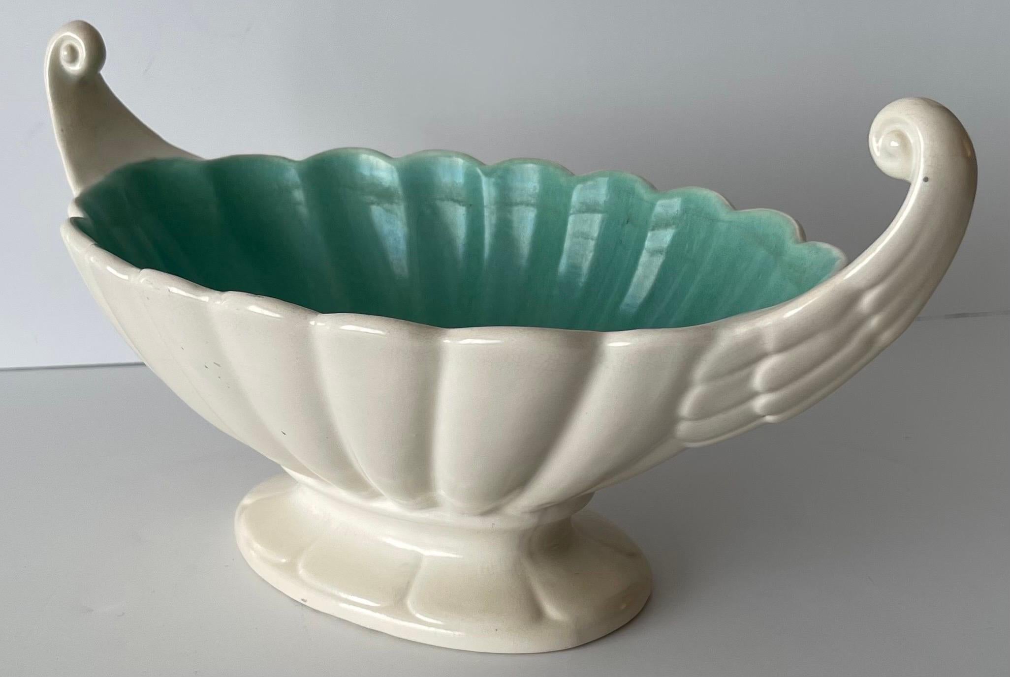 Milieu du XXe siècle Vase de cheminée à côtes en céramique anglaise des années 1930 en vente