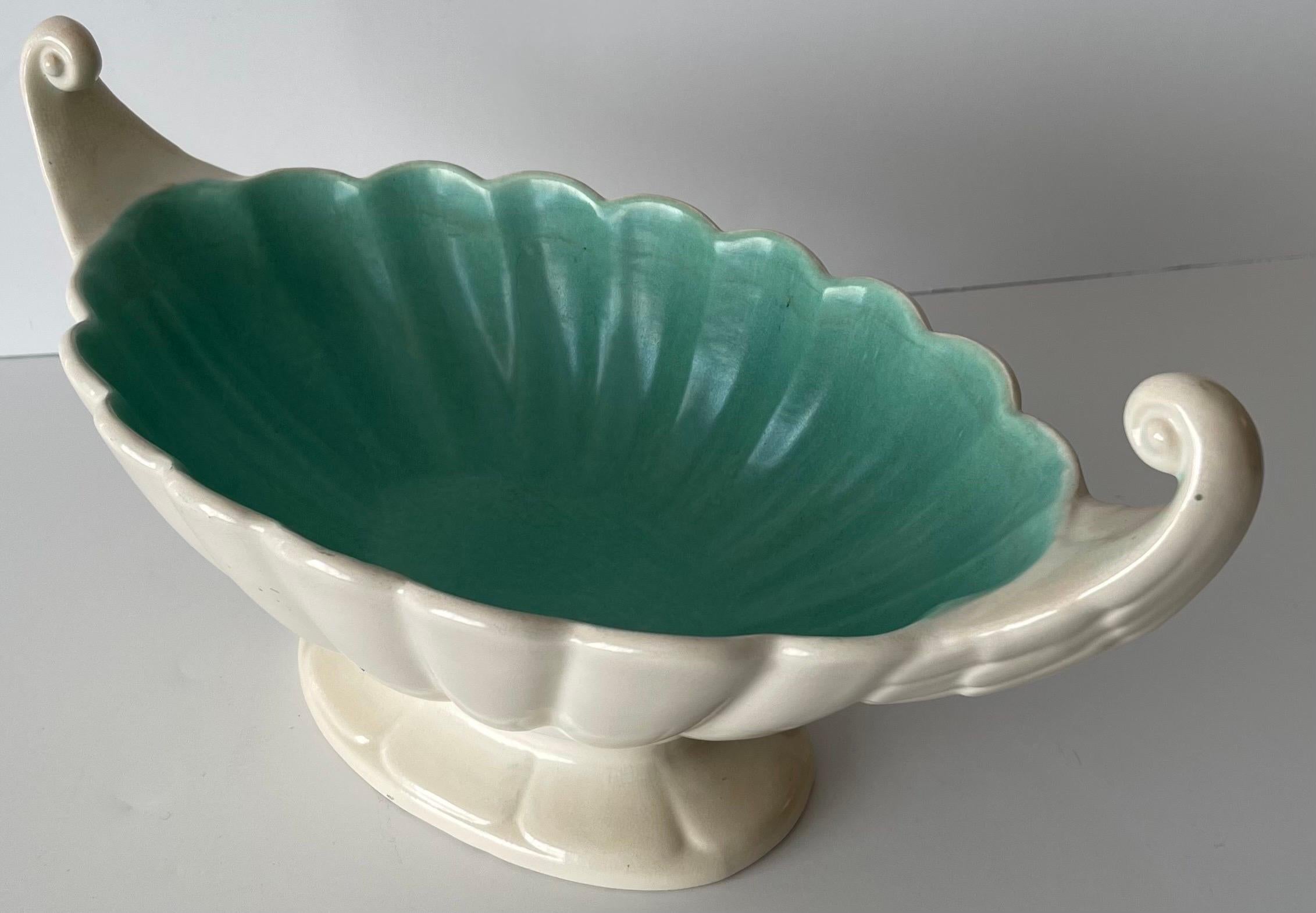 Terre de fer Vase de cheminée à côtes en céramique anglaise des années 1930 en vente