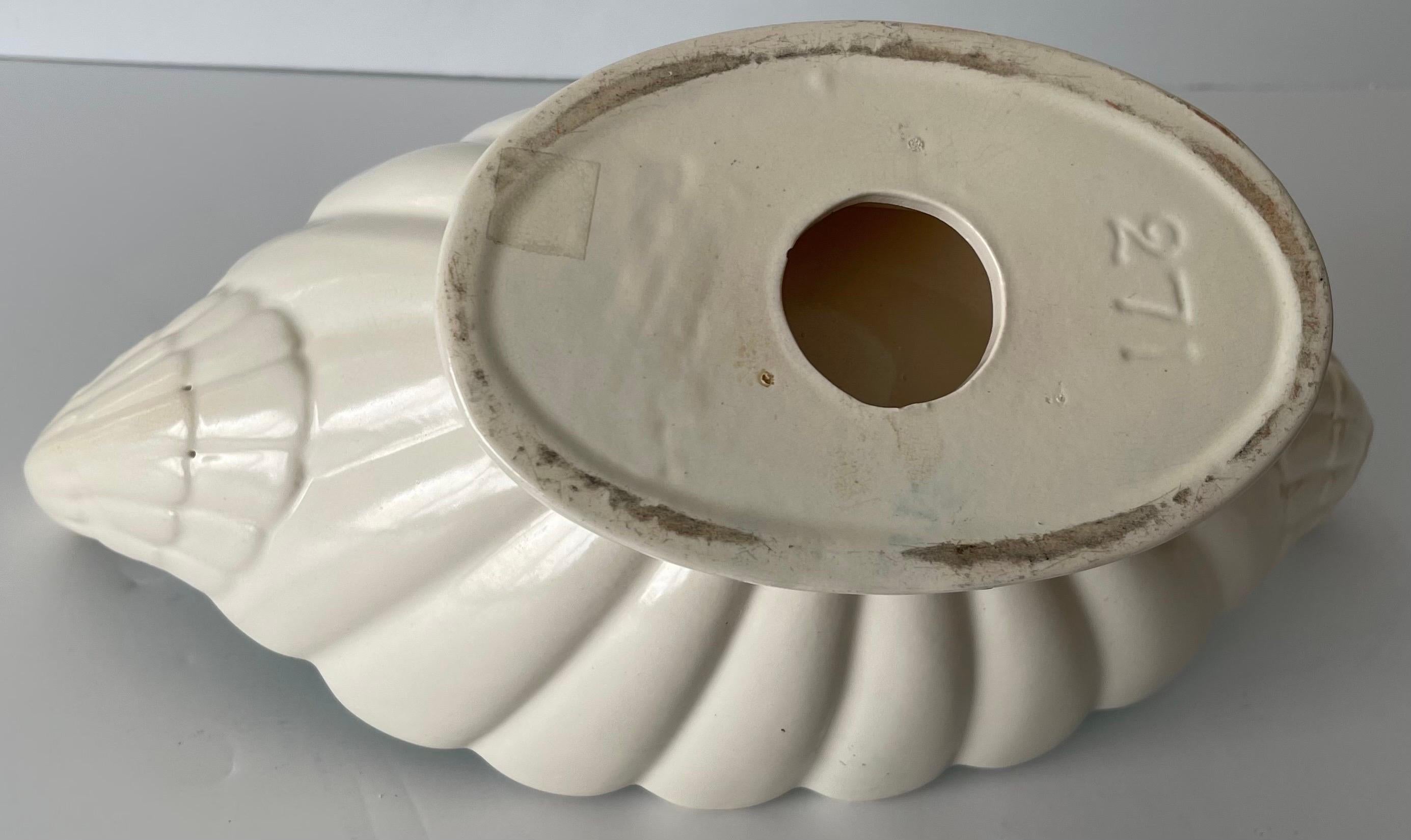 Vase de cheminée à côtes en céramique anglaise des années 1930 en vente 1