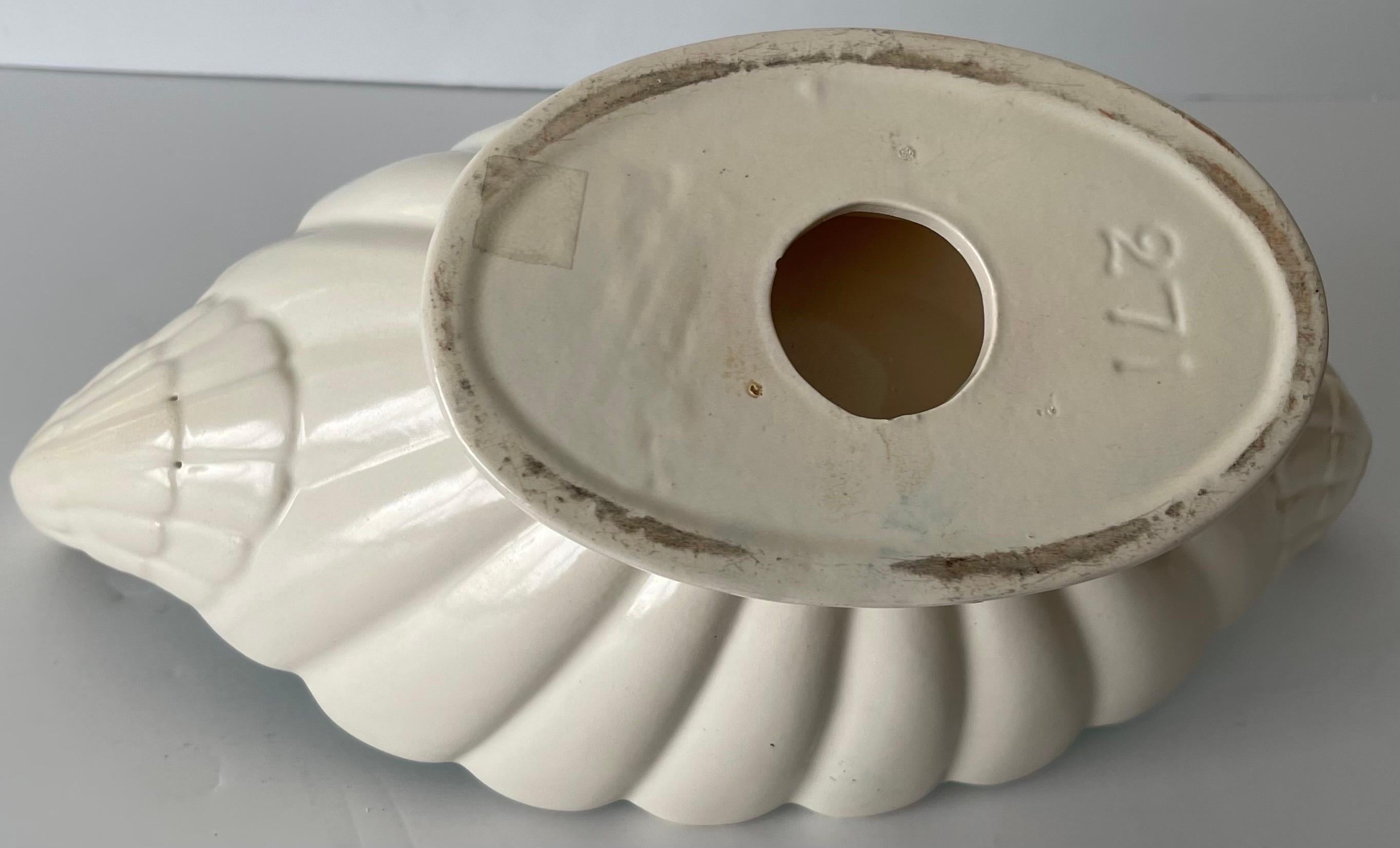 Vase de cheminée à côtes en céramique anglaise des années 1930 en vente 2