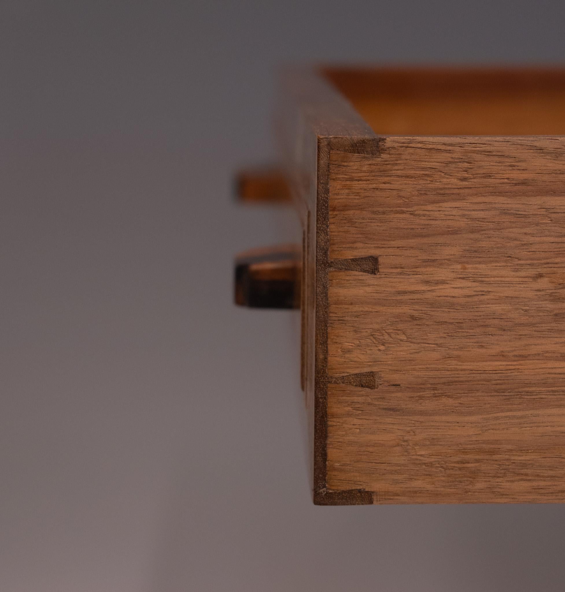 Table d'appoint à tiroir en noyer et ébène English School des années 1930 en vente 2