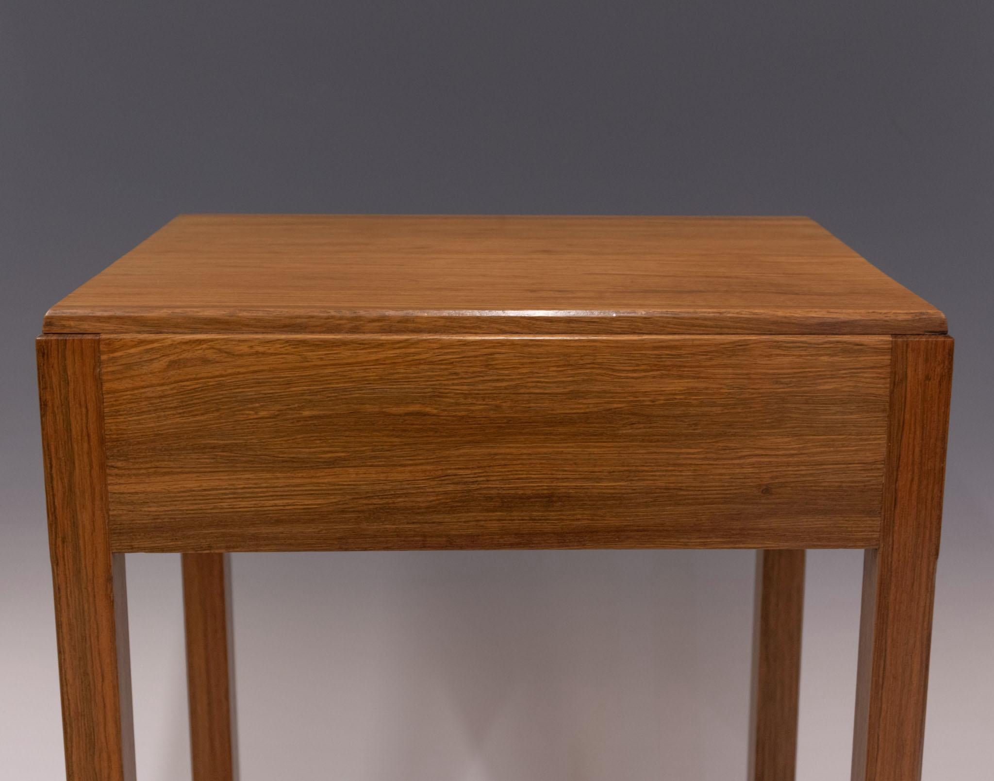 Table d'appoint à tiroir en noyer et ébène English School des années 1930 en vente 3