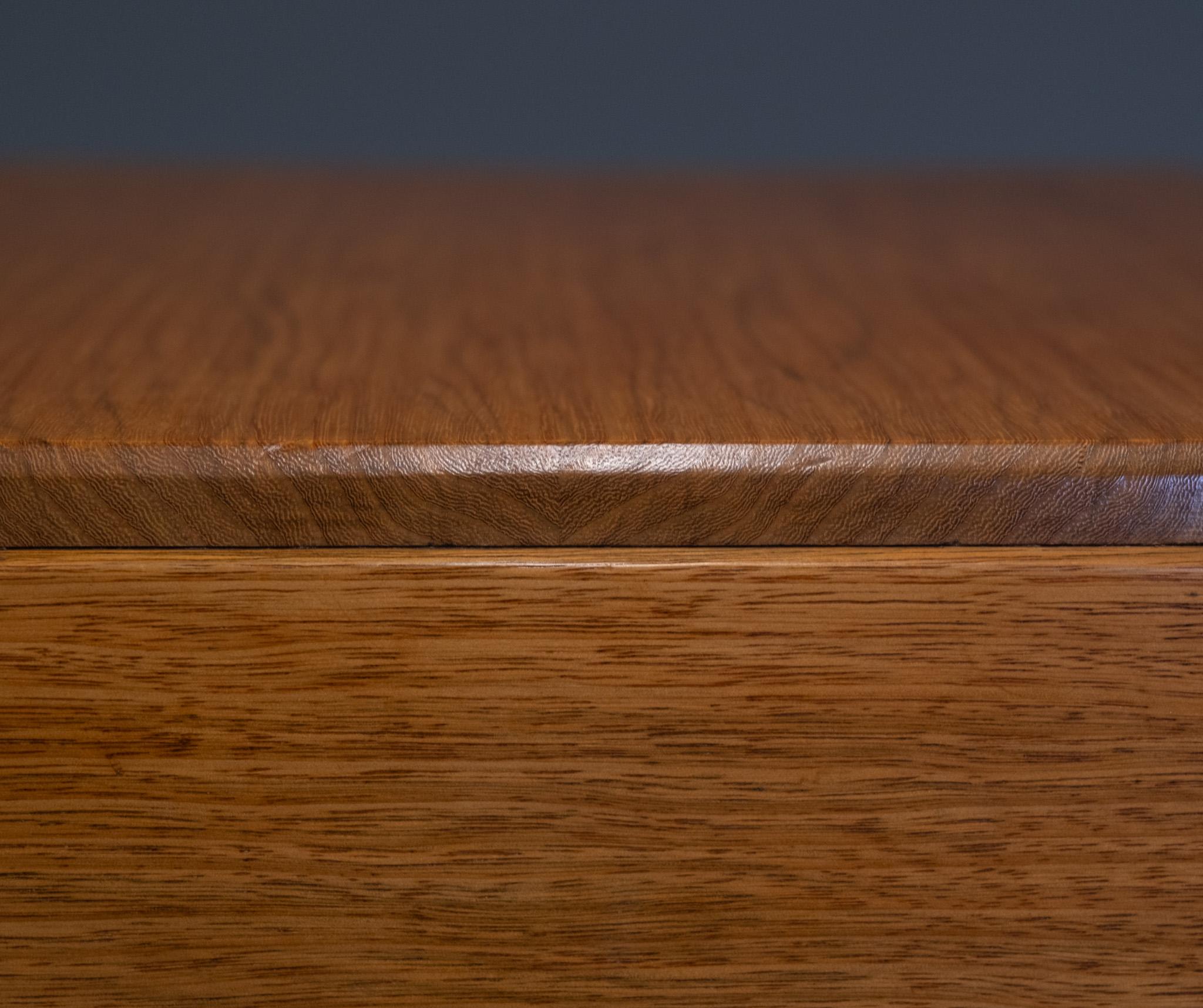 Table d'appoint à tiroir en noyer et ébène English School des années 1930 en vente 4