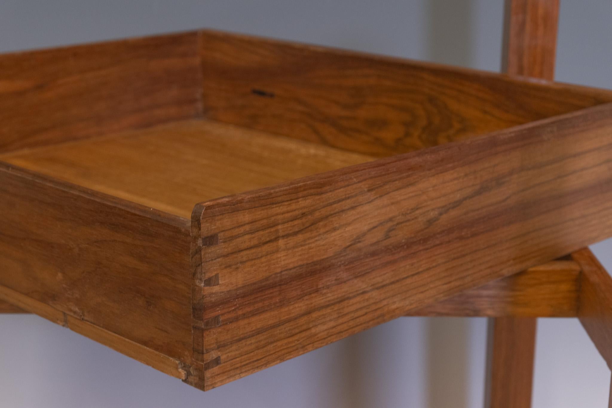 Table d'appoint à tiroir en noyer et ébène English School des années 1930 en vente 6