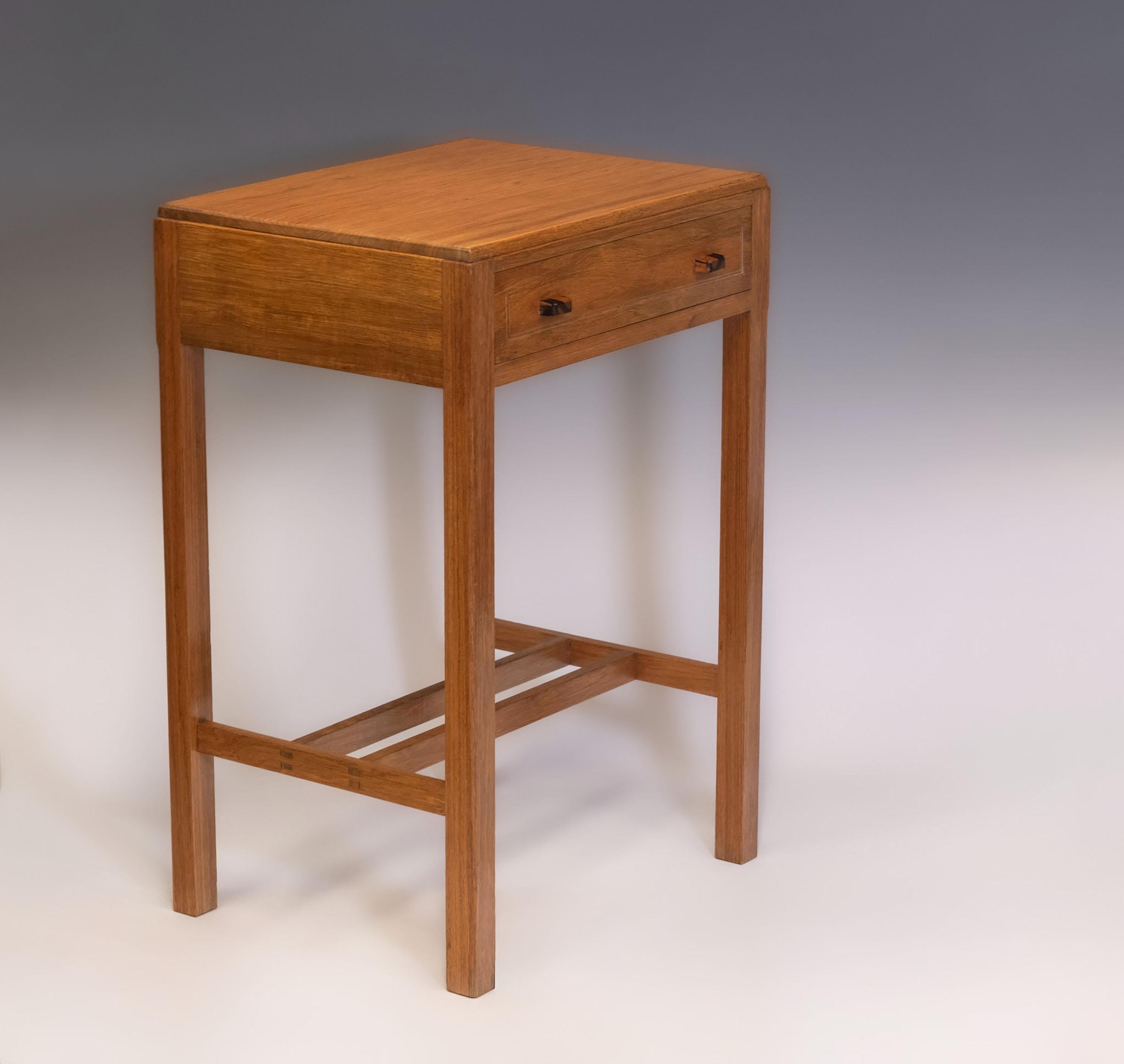 Table d'appoint à tiroir en noyer et ébène English School des années 1930 en vente 8