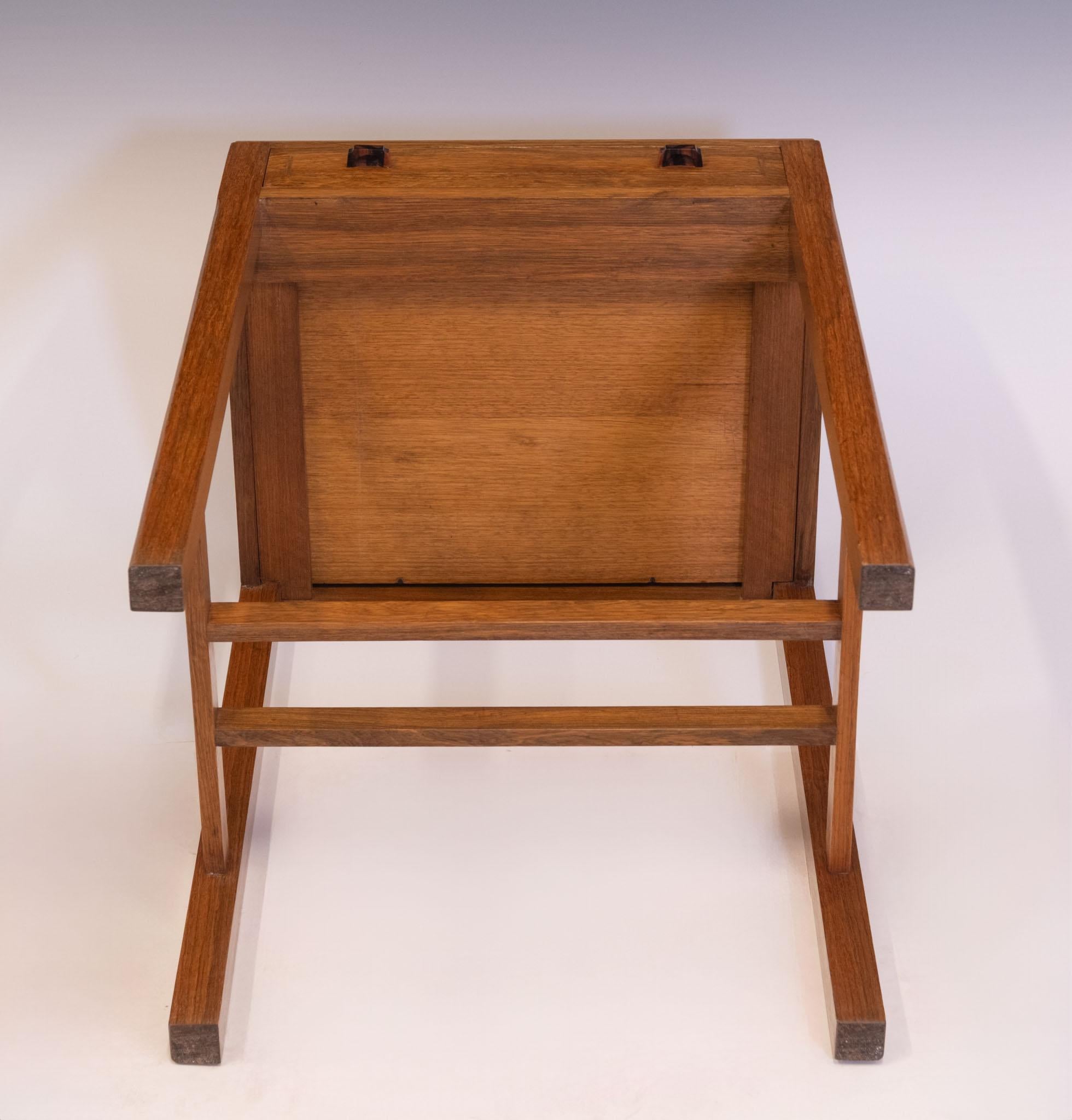 Table d'appoint à tiroir en noyer et ébène English School des années 1930 en vente 9