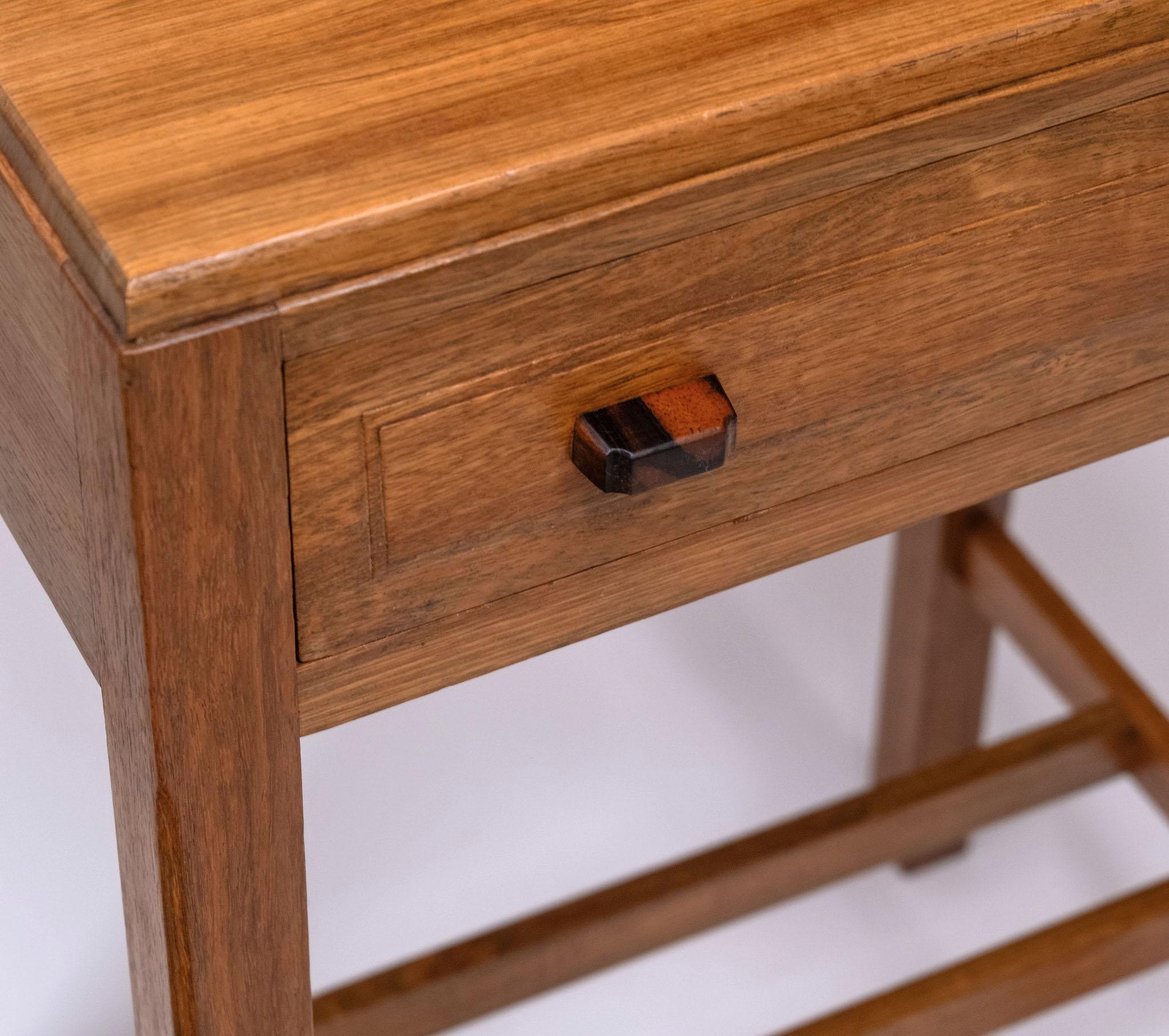 Arts and Crafts Table d'appoint à tiroir en noyer et ébène English School des années 1930 en vente