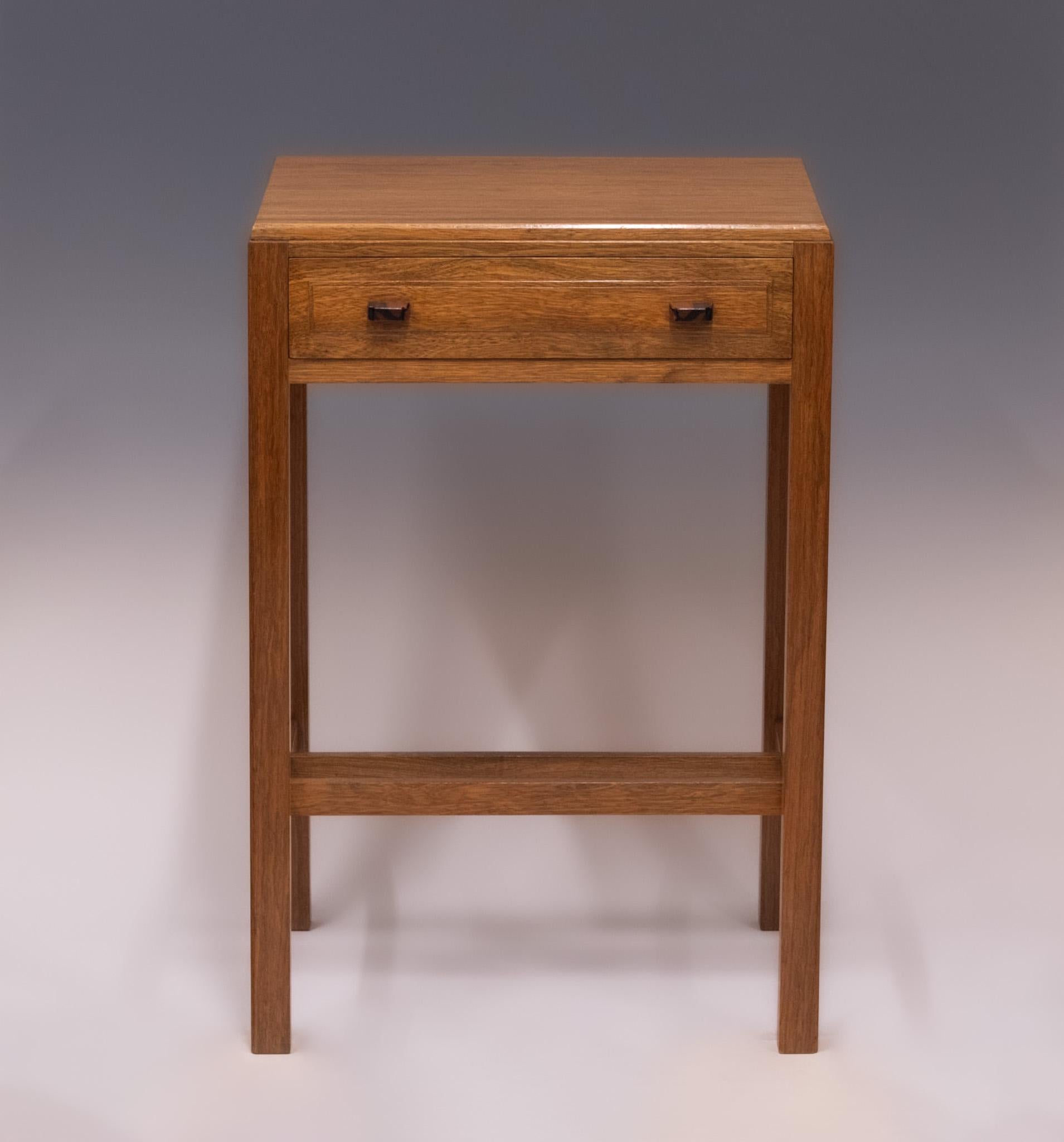 Anglais Table d'appoint à tiroir en noyer et ébène English School des années 1930 en vente