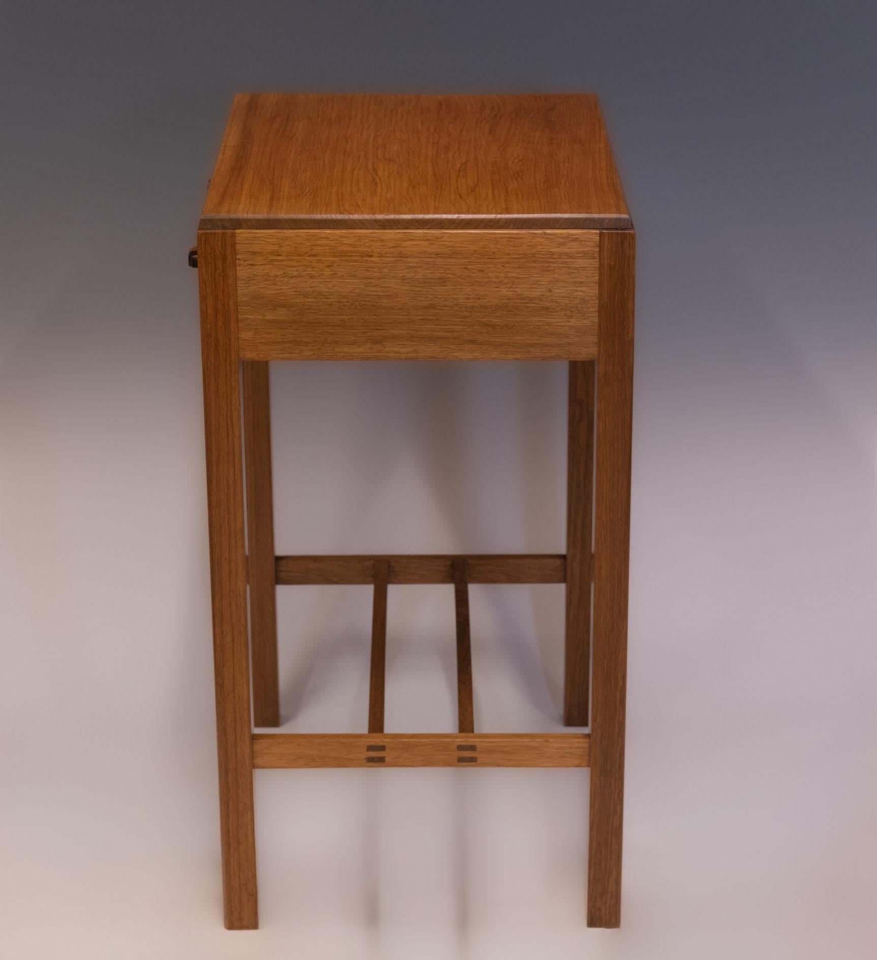 Fait main Table d'appoint à tiroir en noyer et ébène English School des années 1930 en vente