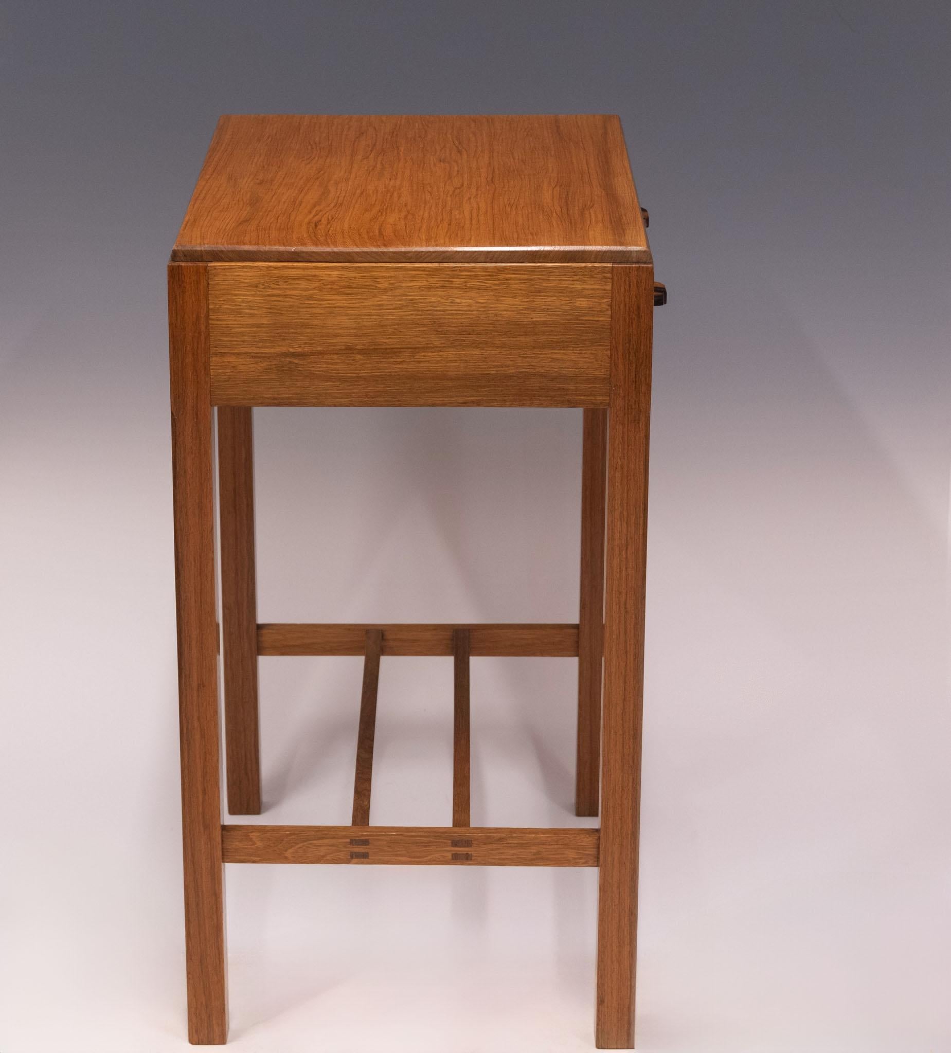 Table d'appoint à tiroir en noyer et ébène English School des années 1930 Bon état - En vente à Norwich, GB