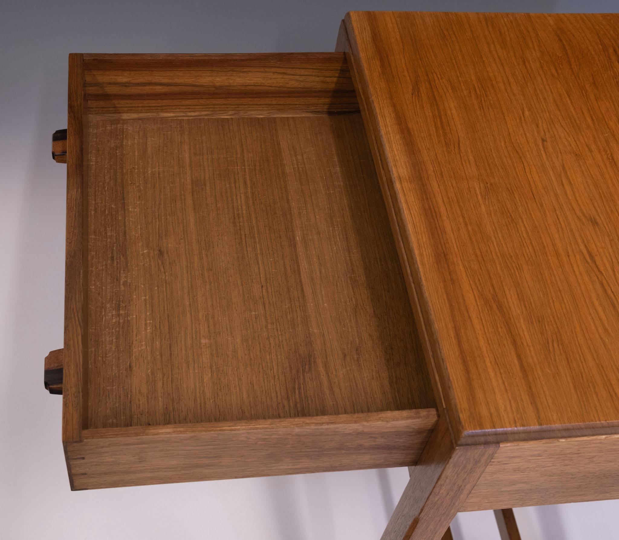 Table d'appoint à tiroir en noyer et ébène English School des années 1930 en vente 1