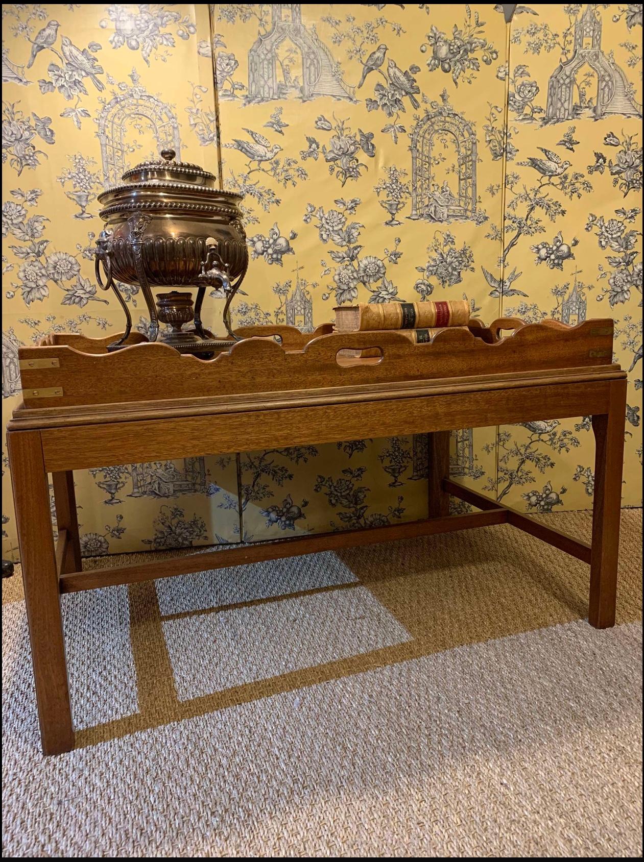 Art déco Table basse des années 1930 en acajou et laiton. en vente