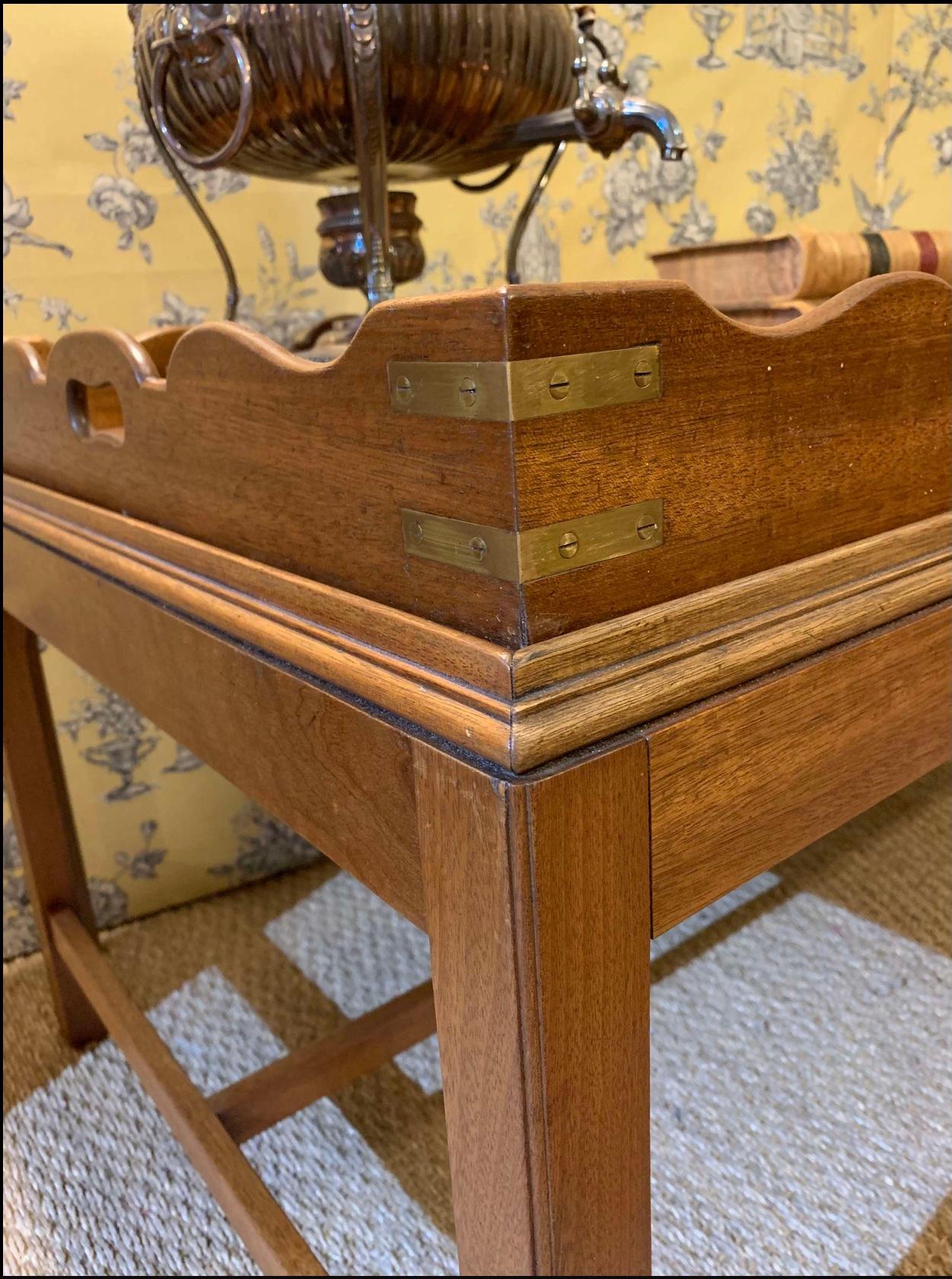 Anglais Table basse des années 1930 en acajou et laiton. en vente