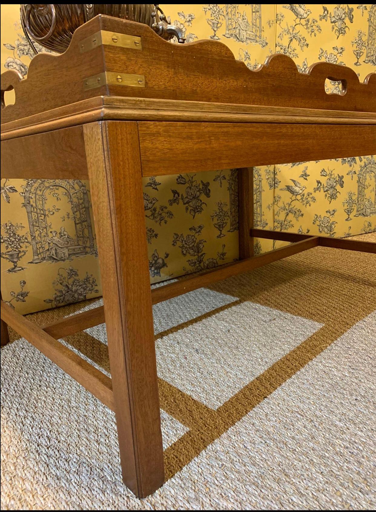 Autre Table basse des années 1930 en acajou et laiton. en vente