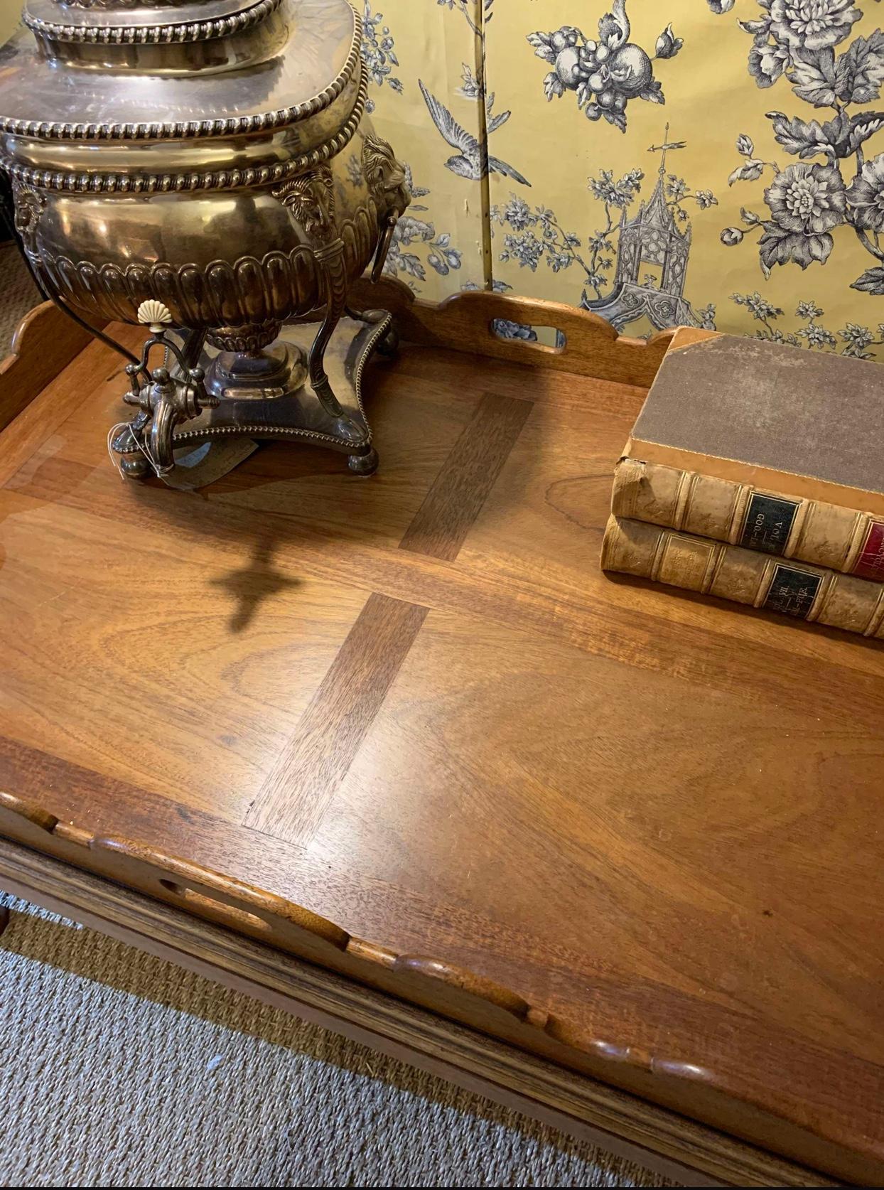 Table basse des années 1930 en acajou et laiton. Bon état - En vente à London, GB