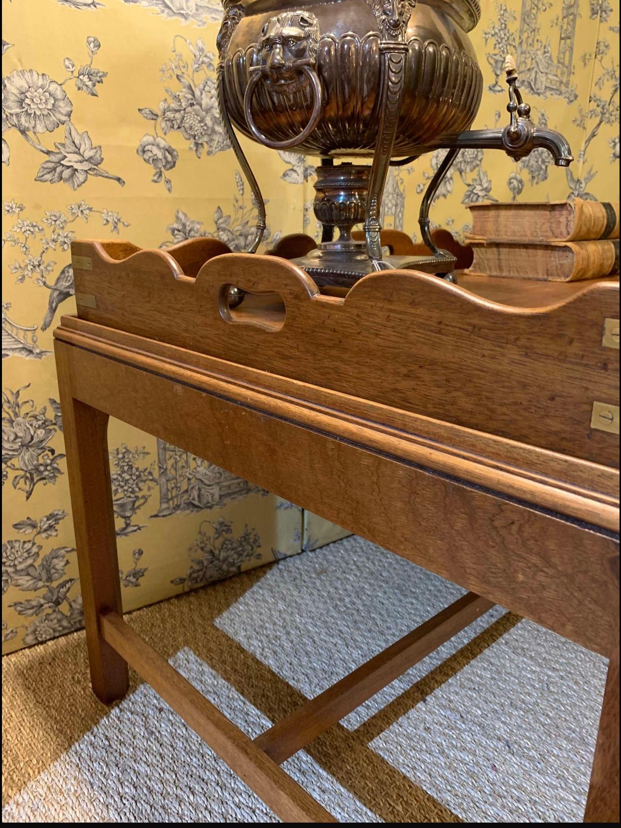 Début du 20ème siècle Table basse des années 1930 en acajou et laiton. en vente