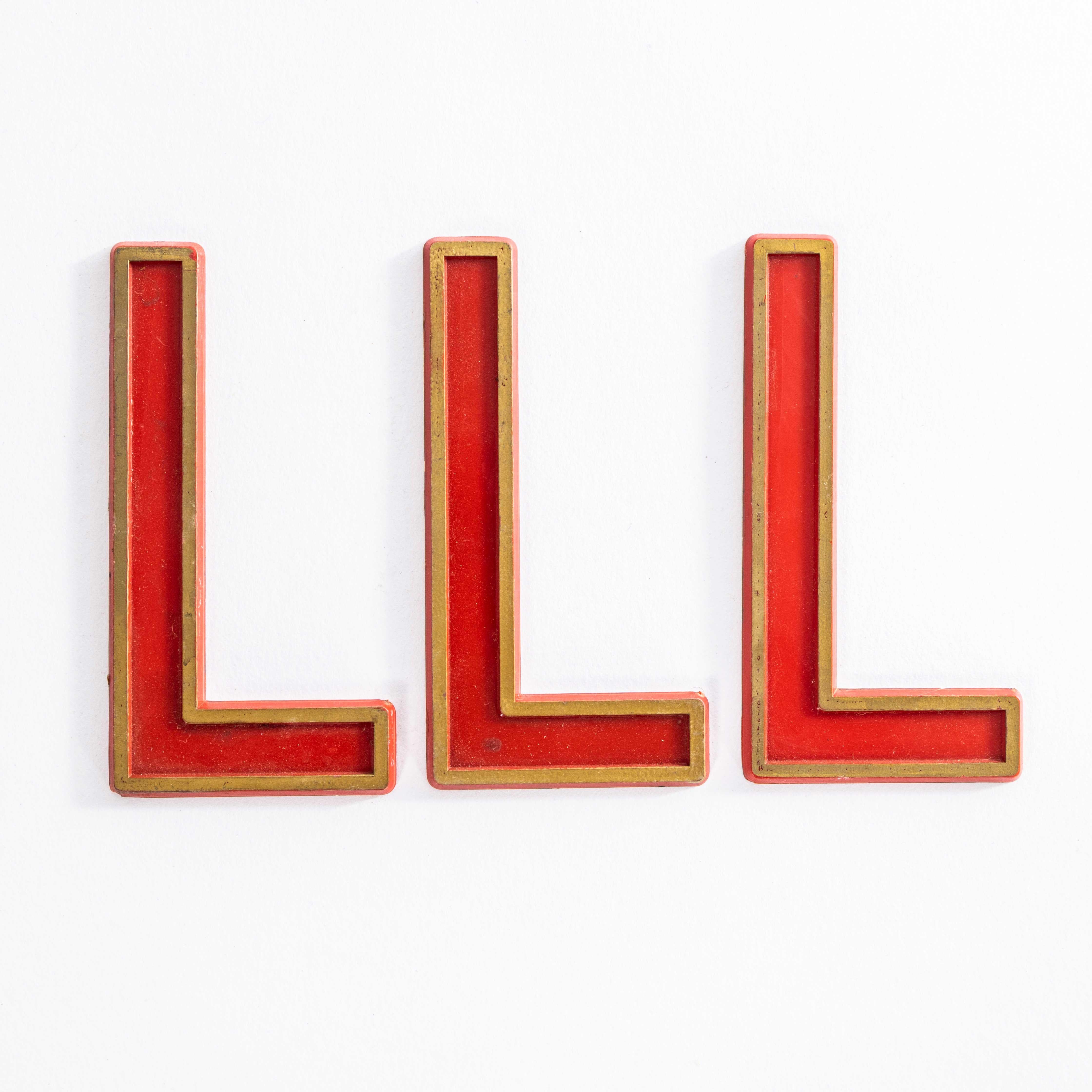 Lettera del cinema inglese a tendone degli anni '30 - I.L.A. 
Classiche lettere cinematografiche inglesi utilizzate nei cinema per indicare il titolo del film, gli attori e così via. Realizzati in plastica acrilica, si incastrano nei binari del