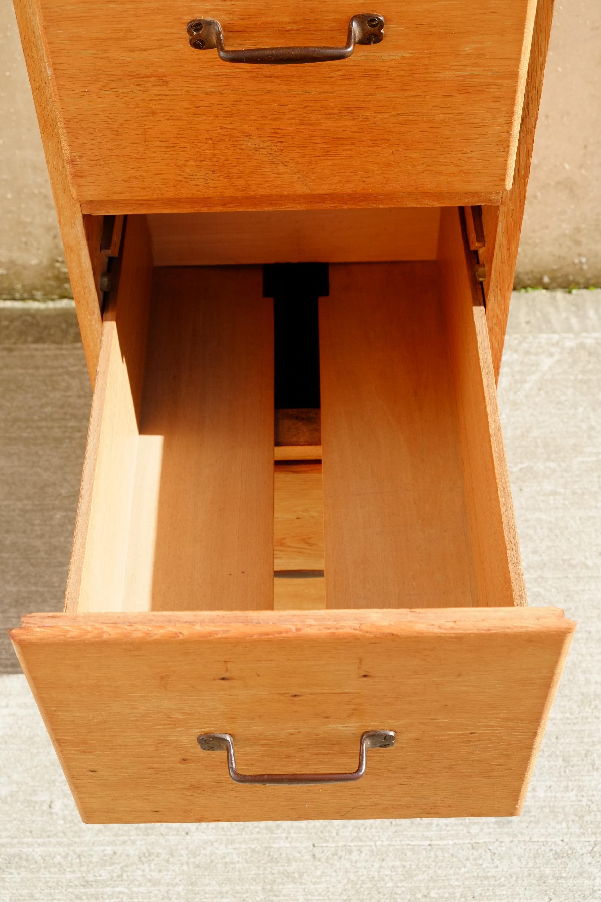 Cassettiera in legno di Oak degli anni '30 in vendita 5