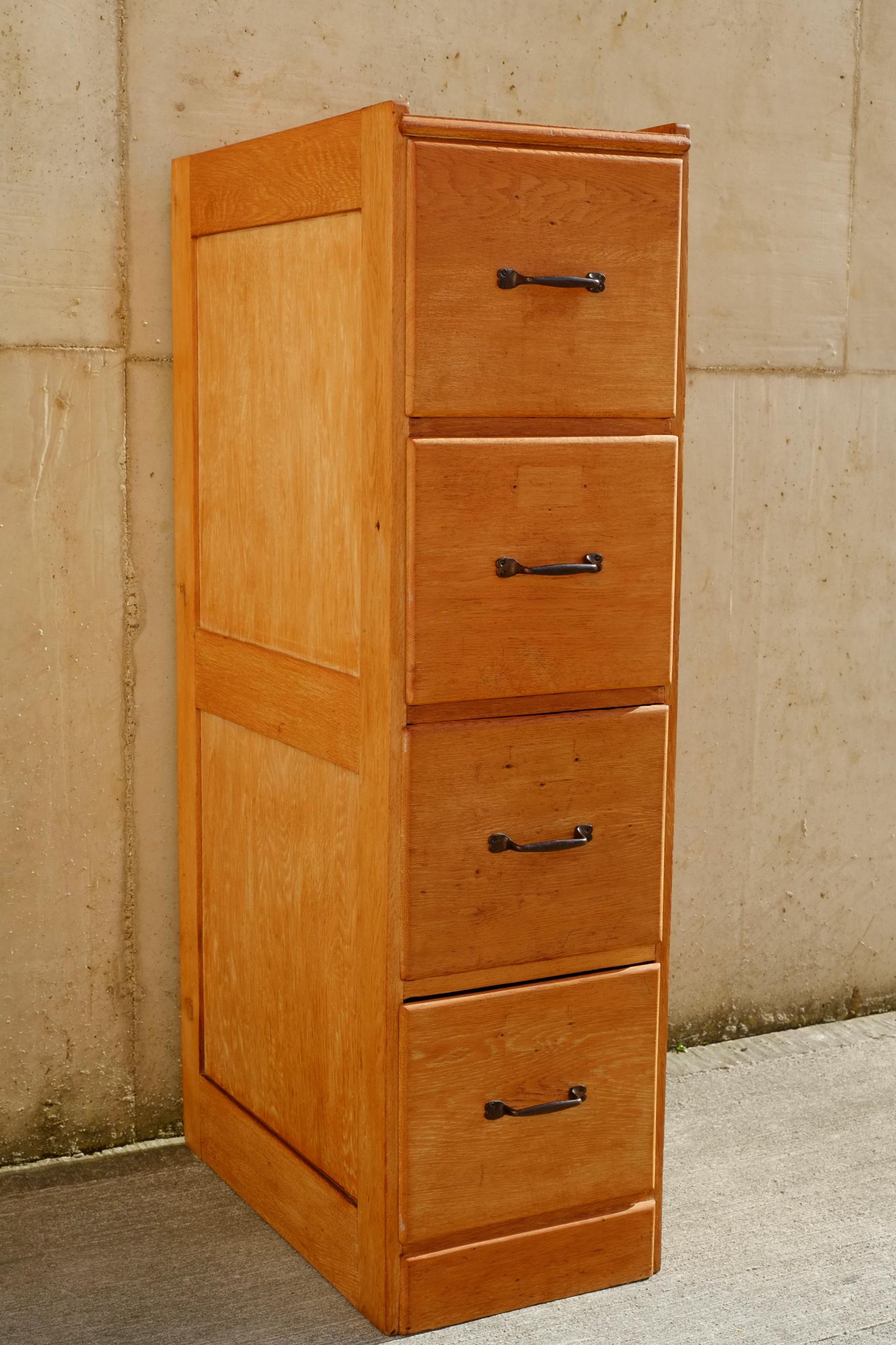 Si tratta di una cassettiera originale degli anni Trenta. La cassapanca è realizzata in rovere massiccio con pannelli in Oak ai lati. La cassettiera ha una serie stretta di quattro grandi cassetti con le più belle maniglie originali in ferro