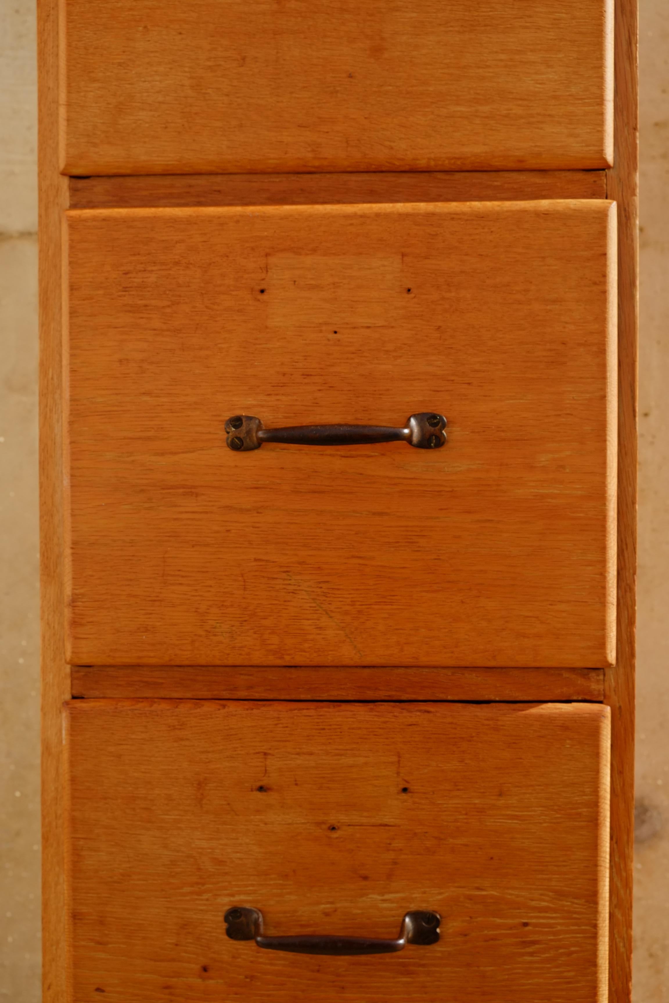 Cassettiera in legno di Oak degli anni '30 In condizioni discrete in vendita a Leicester, GB