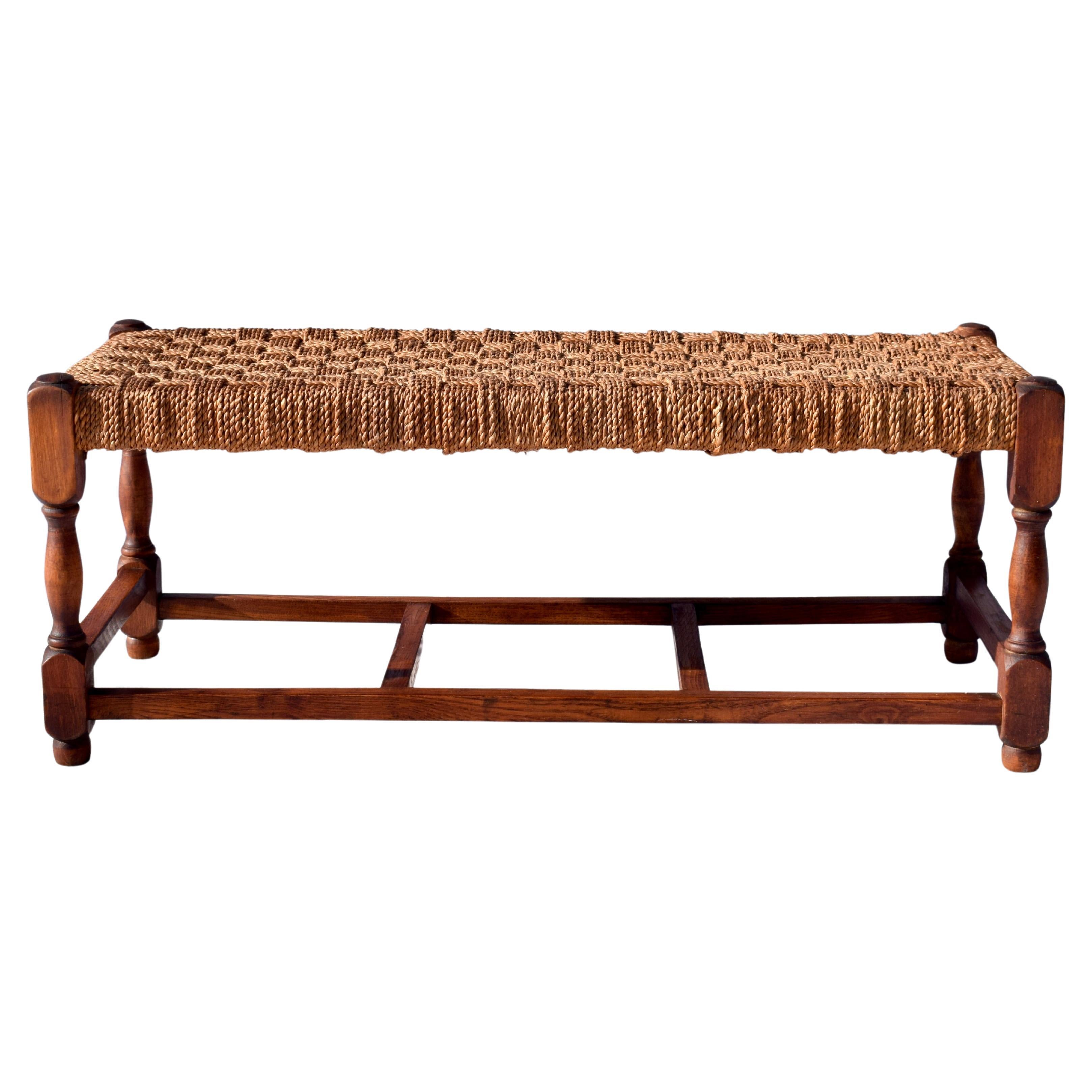 Banc de cheminée anglais des années 1930 en bois tourné et corde de chanvre tressée, avec base à brancard, en solide état d'origine.
