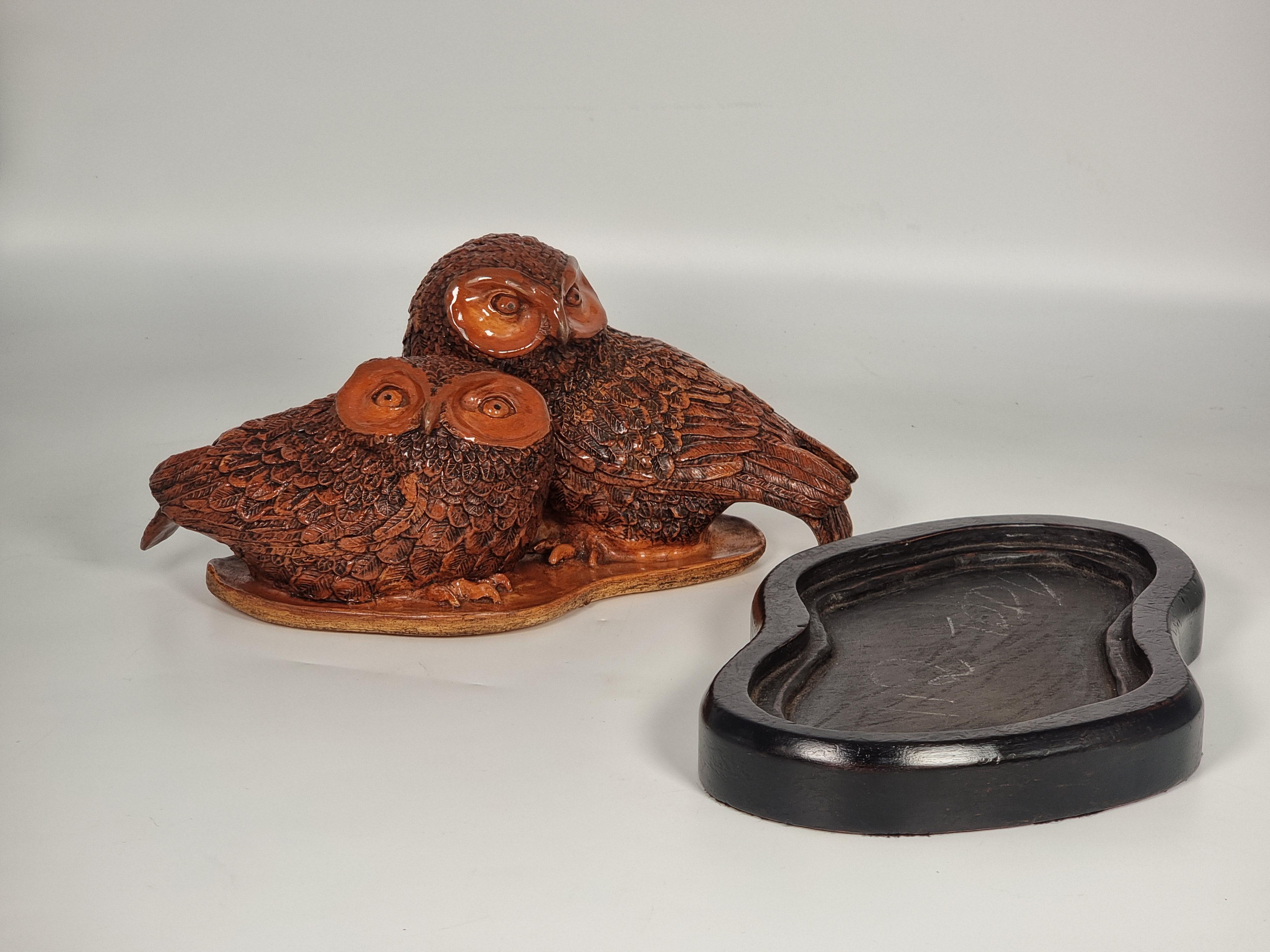 Scultura inglese del 1930 raffigurante una coppia di gufi in ceramica smaltata in vendita 2